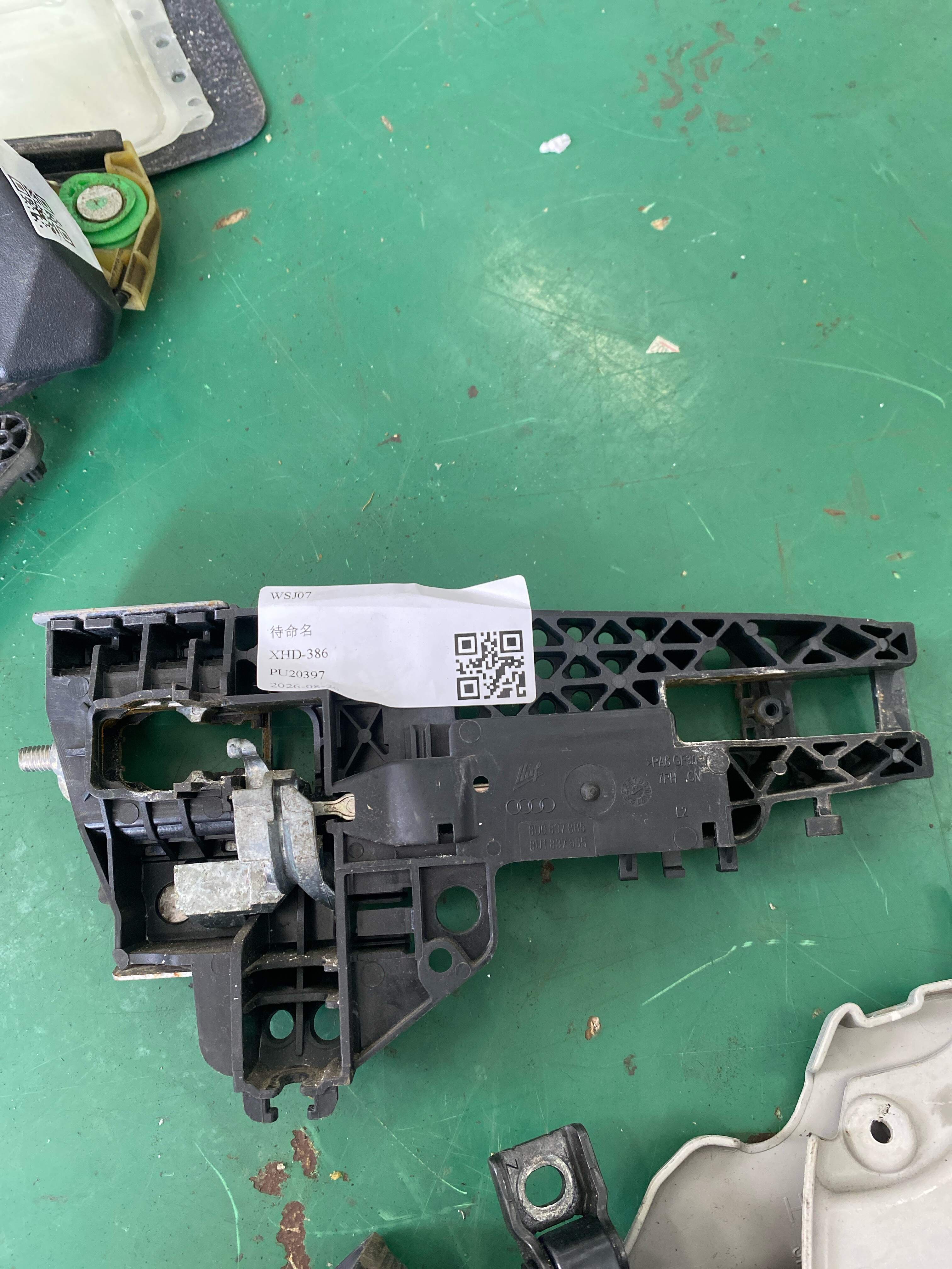 L8U1837885 前门外拉手固定框(左)