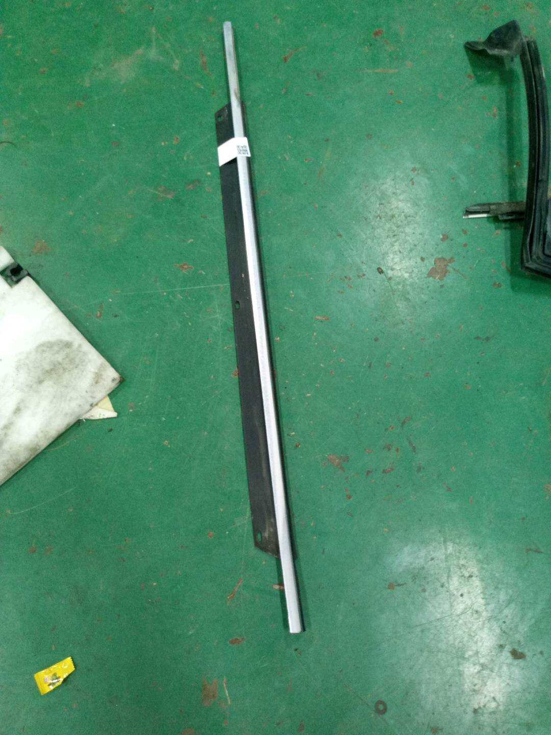 4L08537652ZZ 前门玻璃外饰条(左)