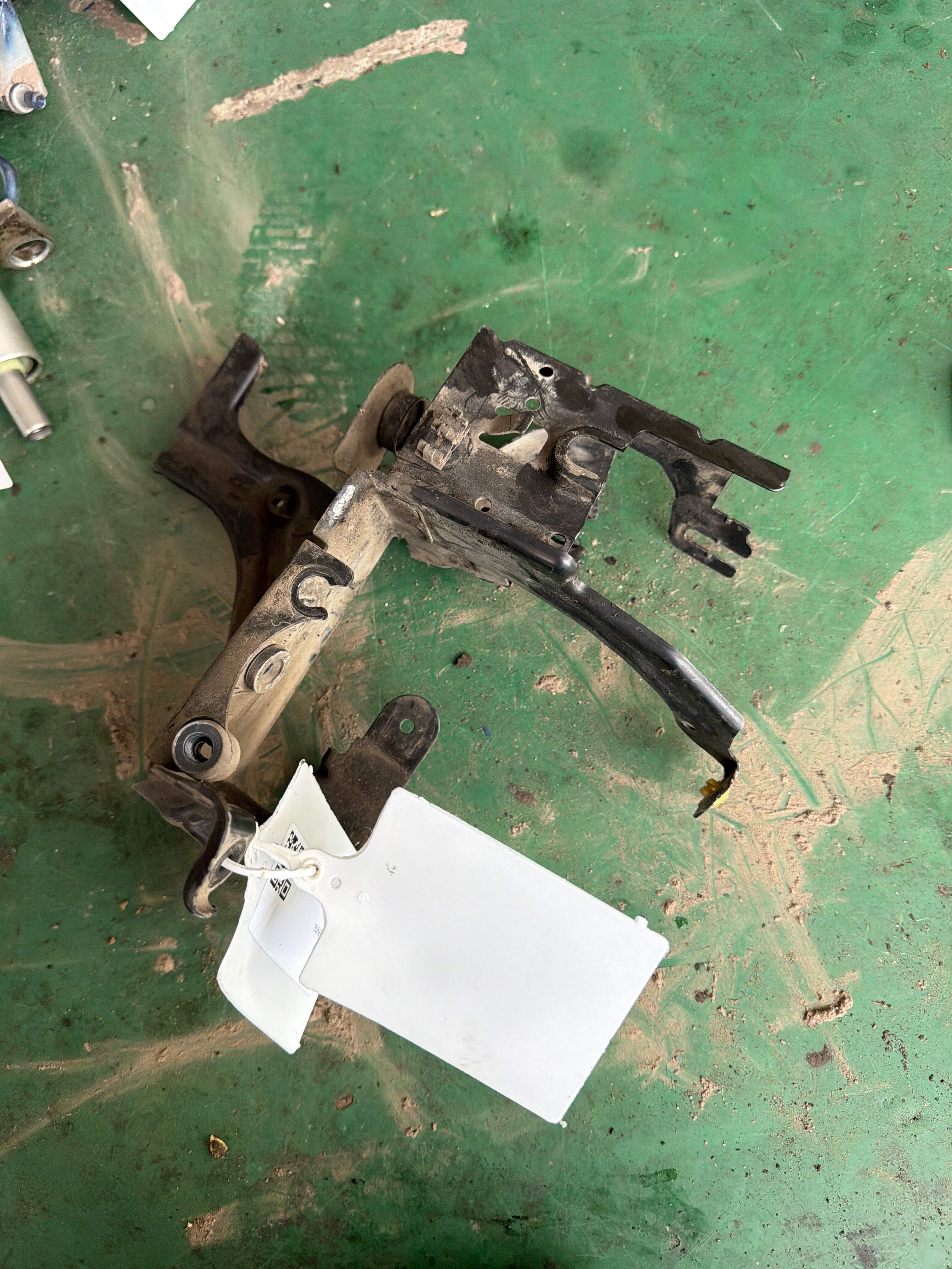 8E0614119AL ABS Pump Bracket