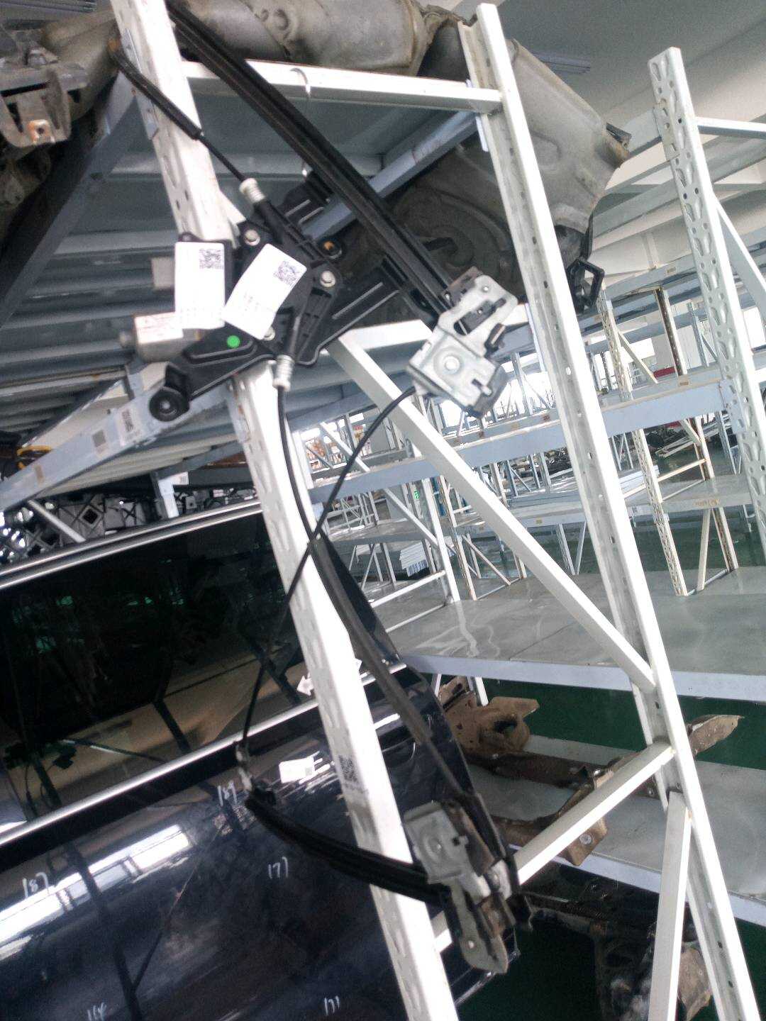 18D837461A 前门玻璃升降支架（左）