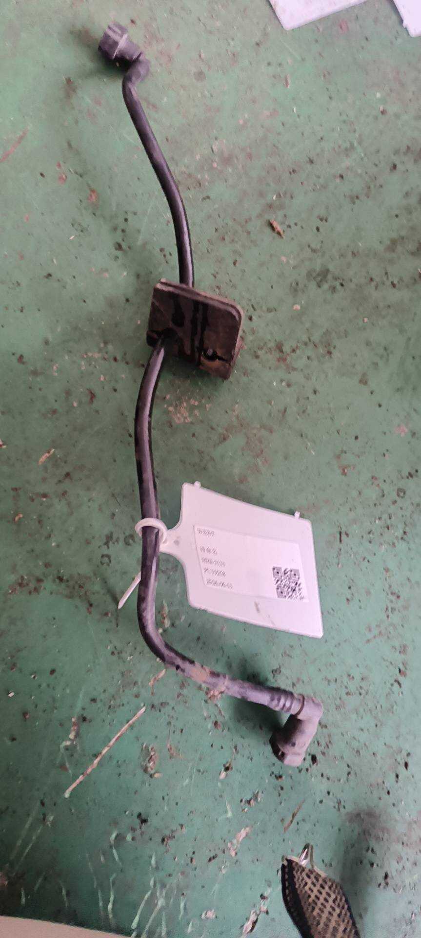 C2Z8503 燃油箱通风管