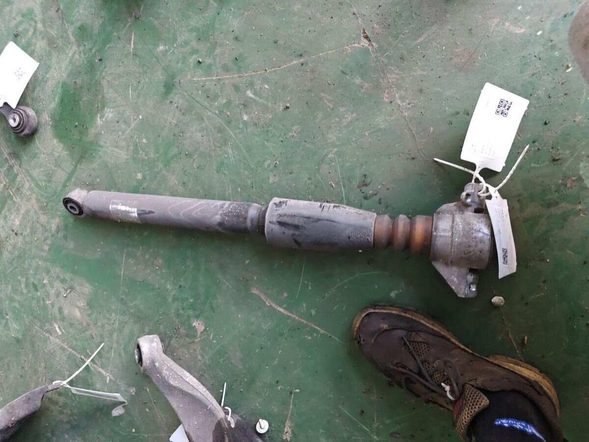 L8KD513353 后减震器顶胶(右)