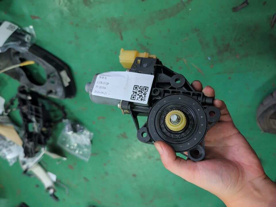 67622757043 前门玻璃升降电机(左)
