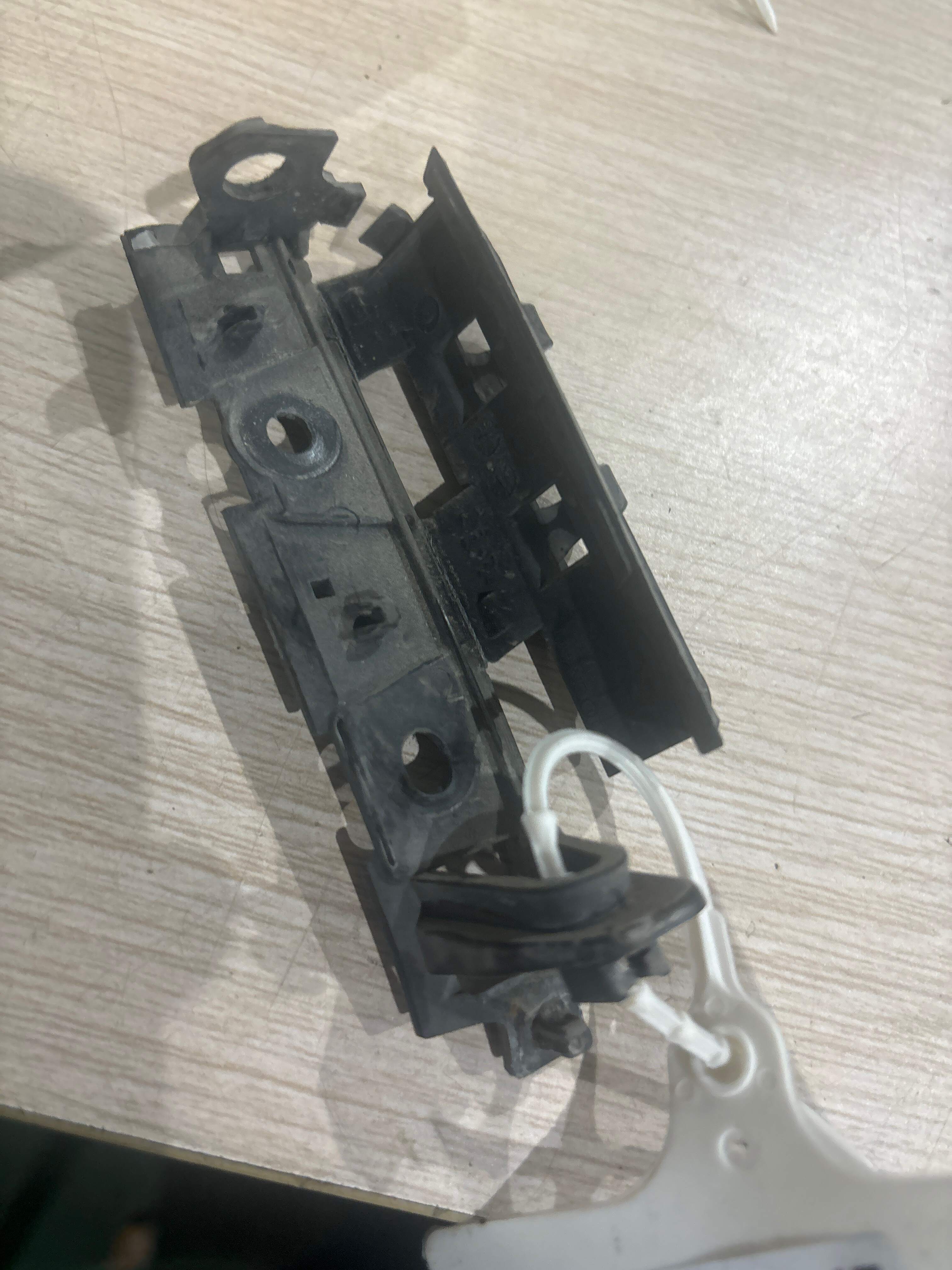 L8WD807889 后保险杠支架(左上)