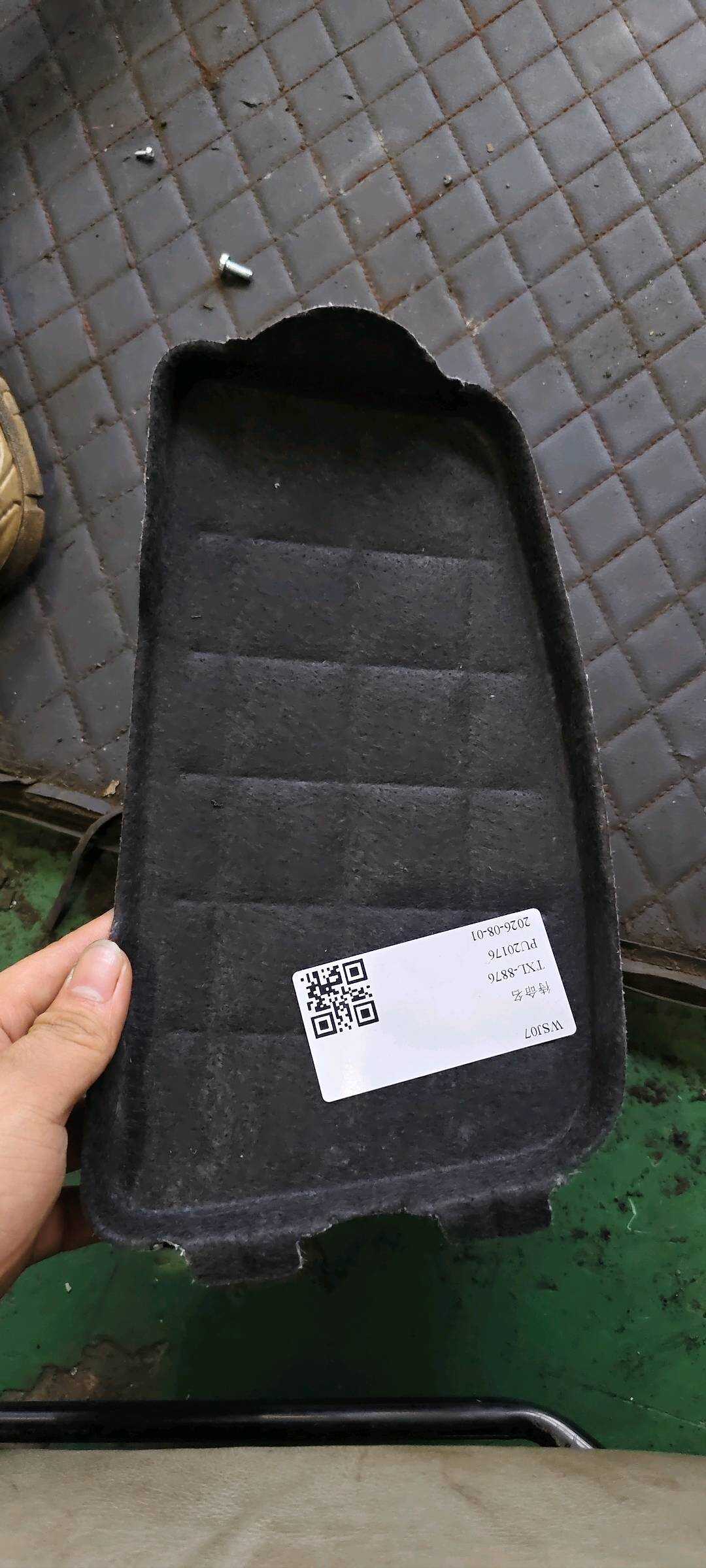 51477911778 尾门维修盖罩（左）