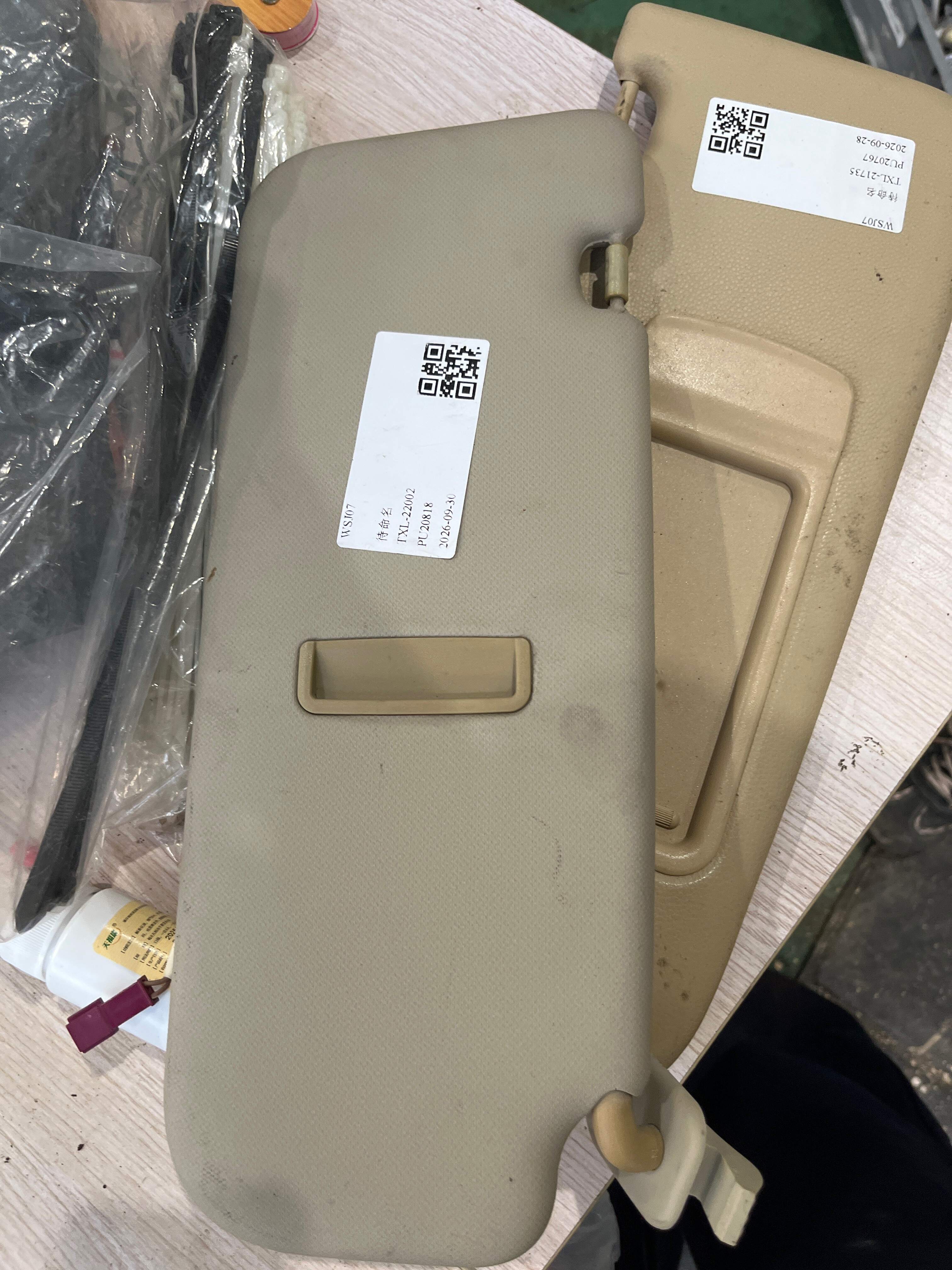852100U010AKA 遮阳板（左）