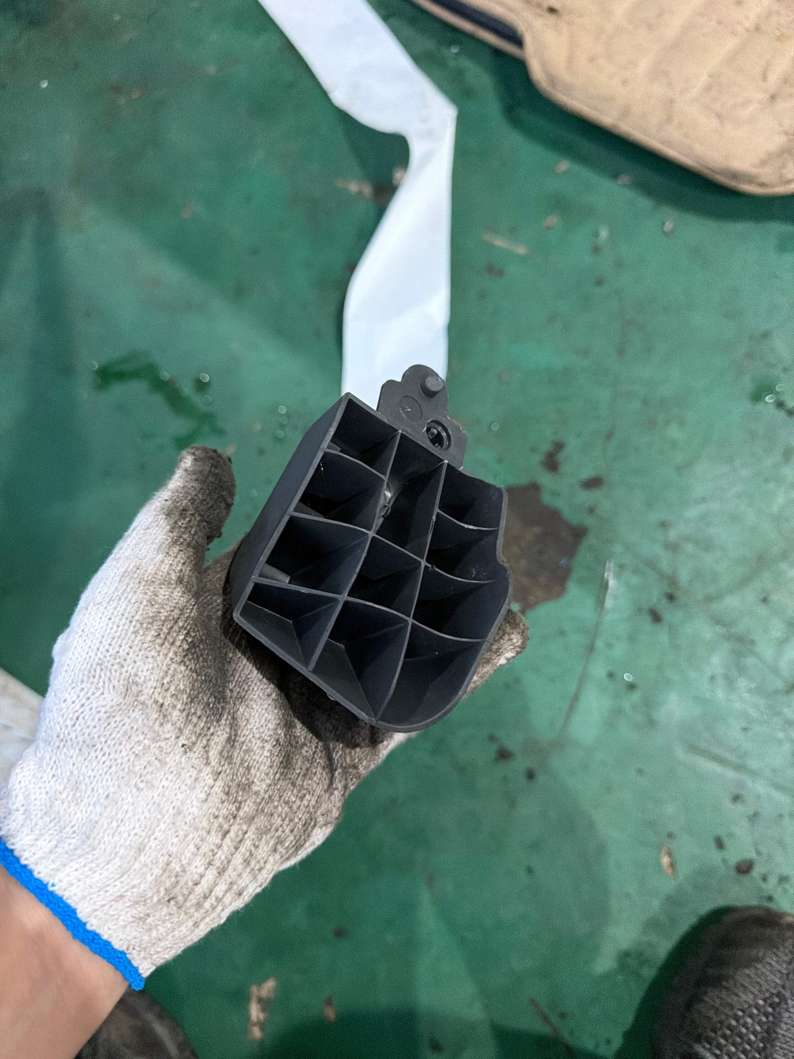 8E0882350 Support Bracket
