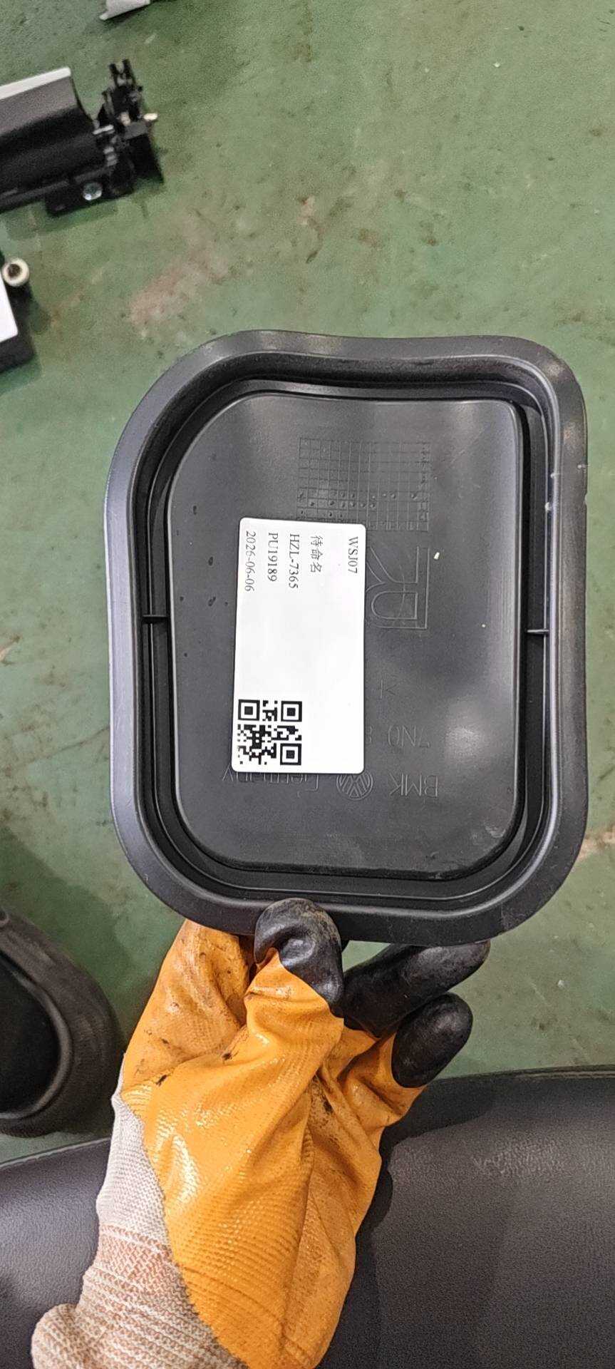7N0843782E 后车门内板盖(右)