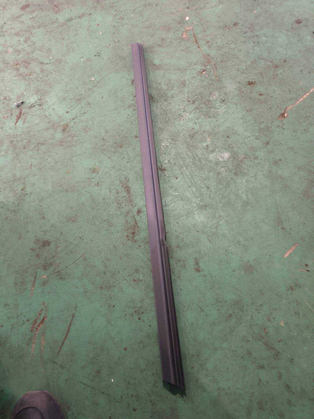 1068002834 右后车门内水切