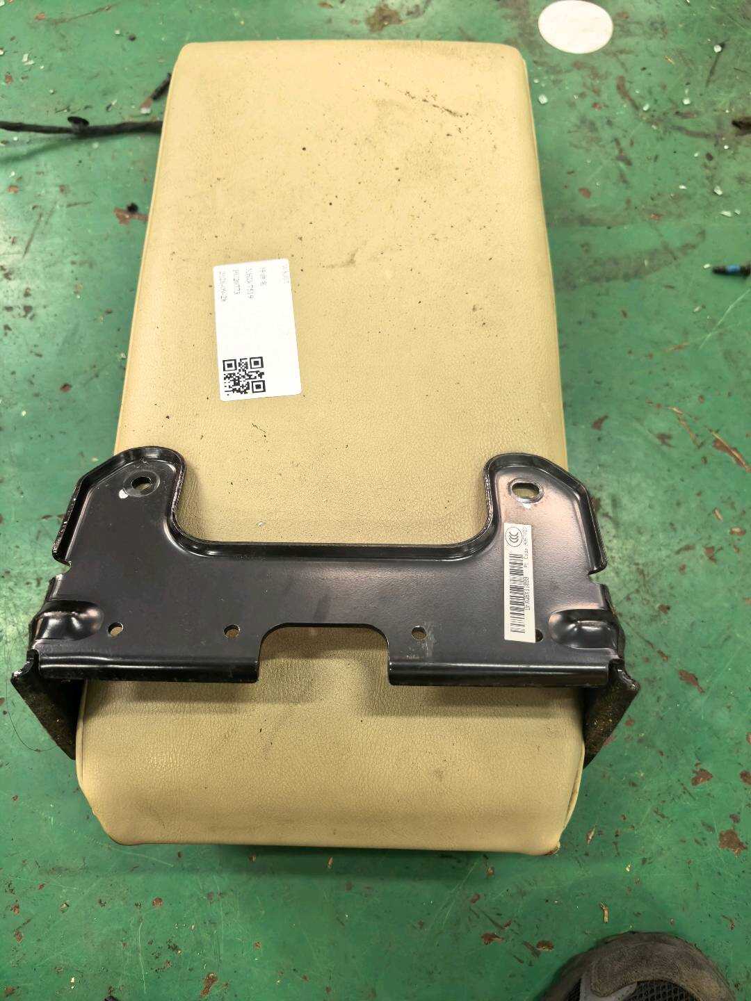 887002DR3A 后排座椅中央扶手箱
