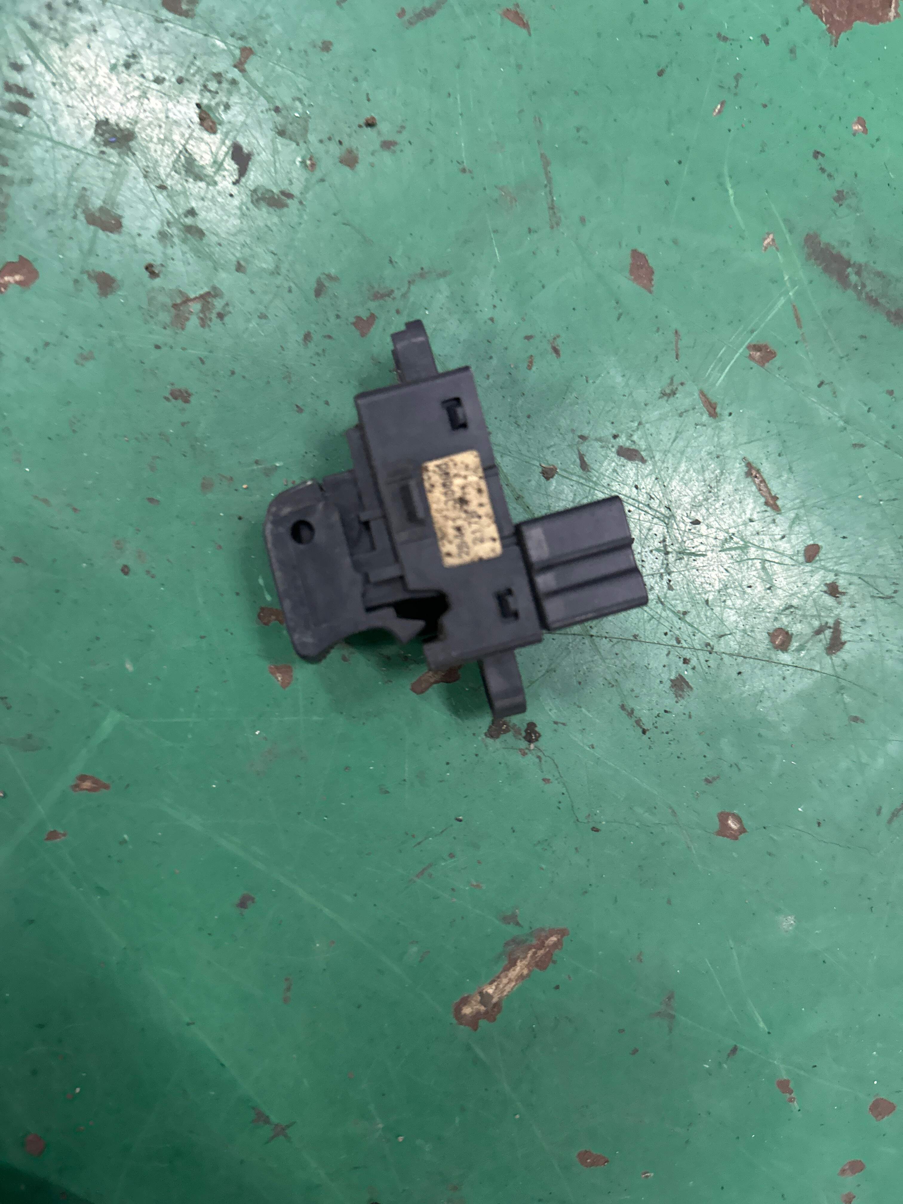 25411JD000 前门玻璃升降开关(右)