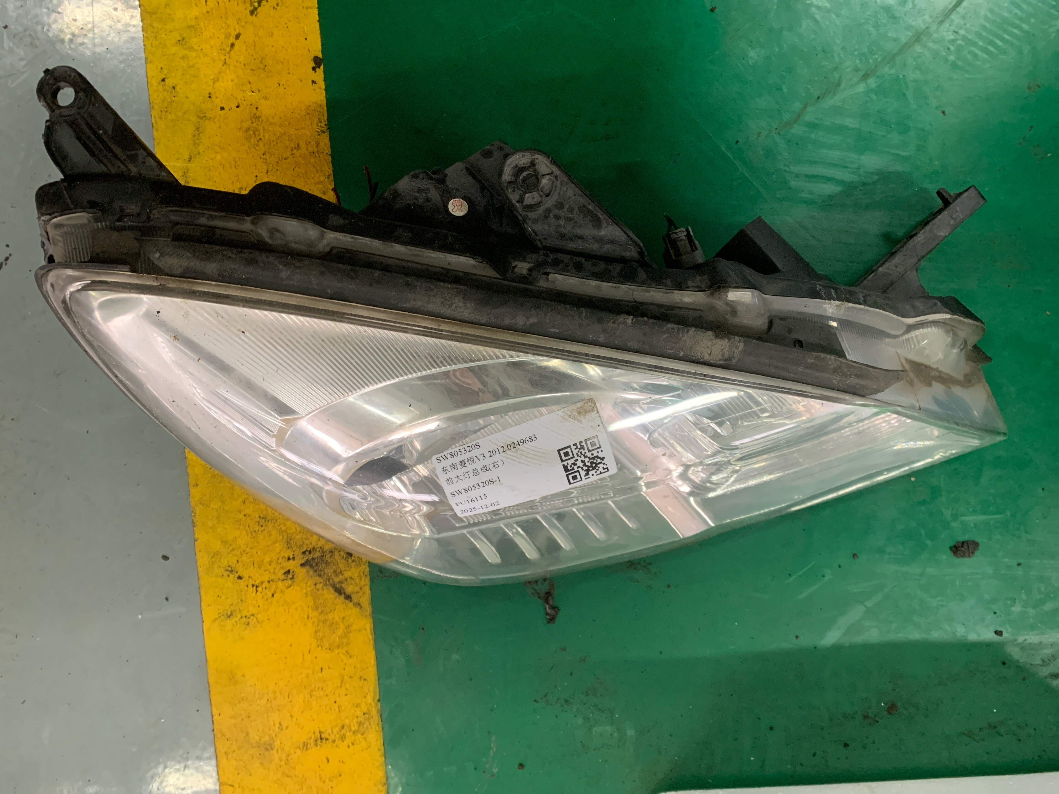 SW805320S Front Headlight Assembly, Right