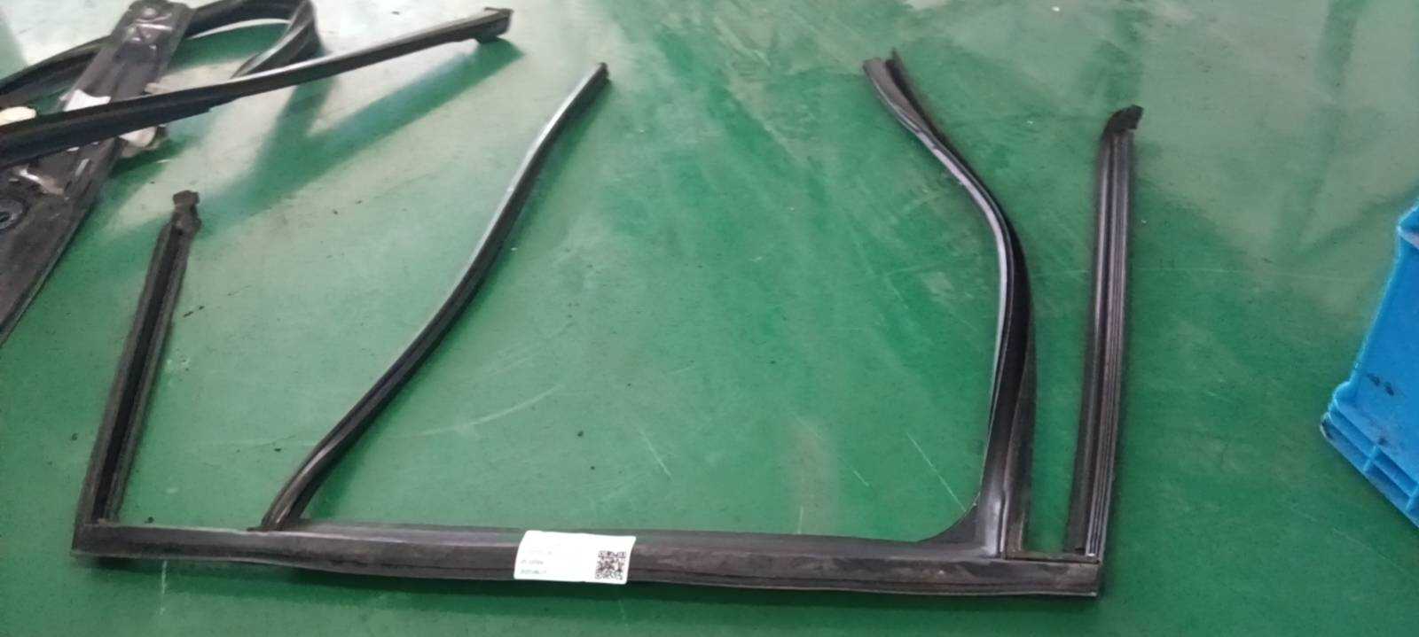 51357311263 后门玻璃绒槽(左)