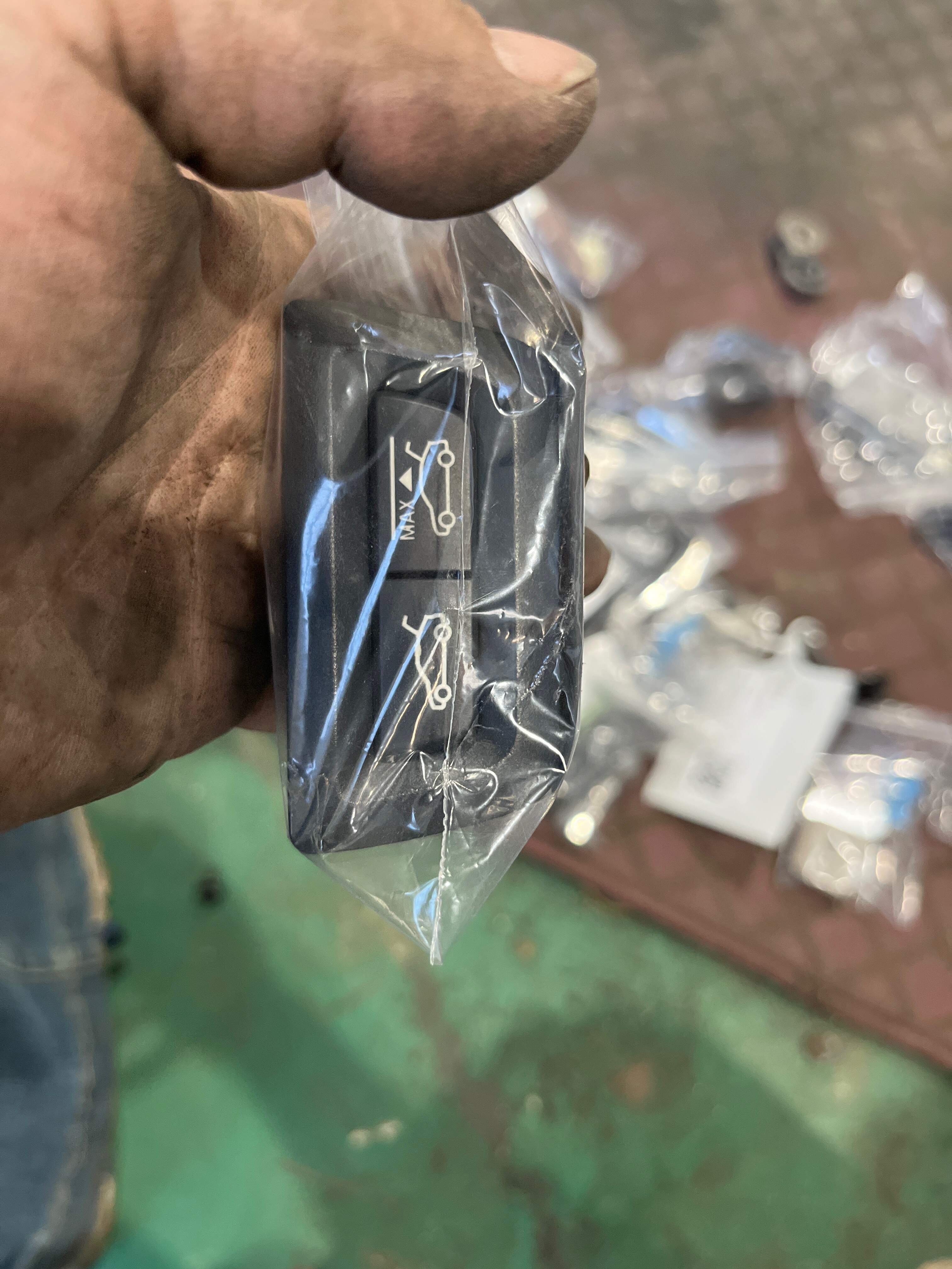 61319302262 尾盖开启开关（车内）