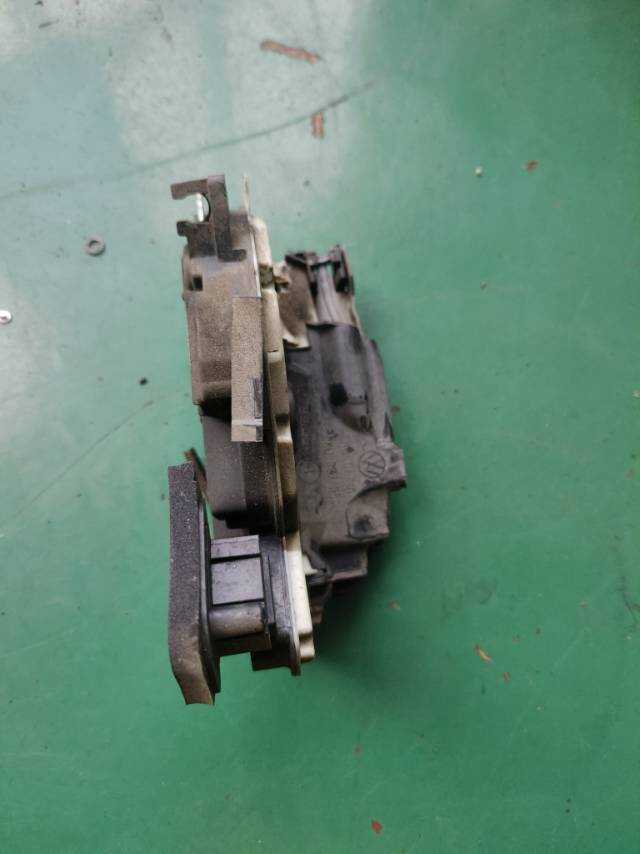 6RD839016A 后门锁总成(右)