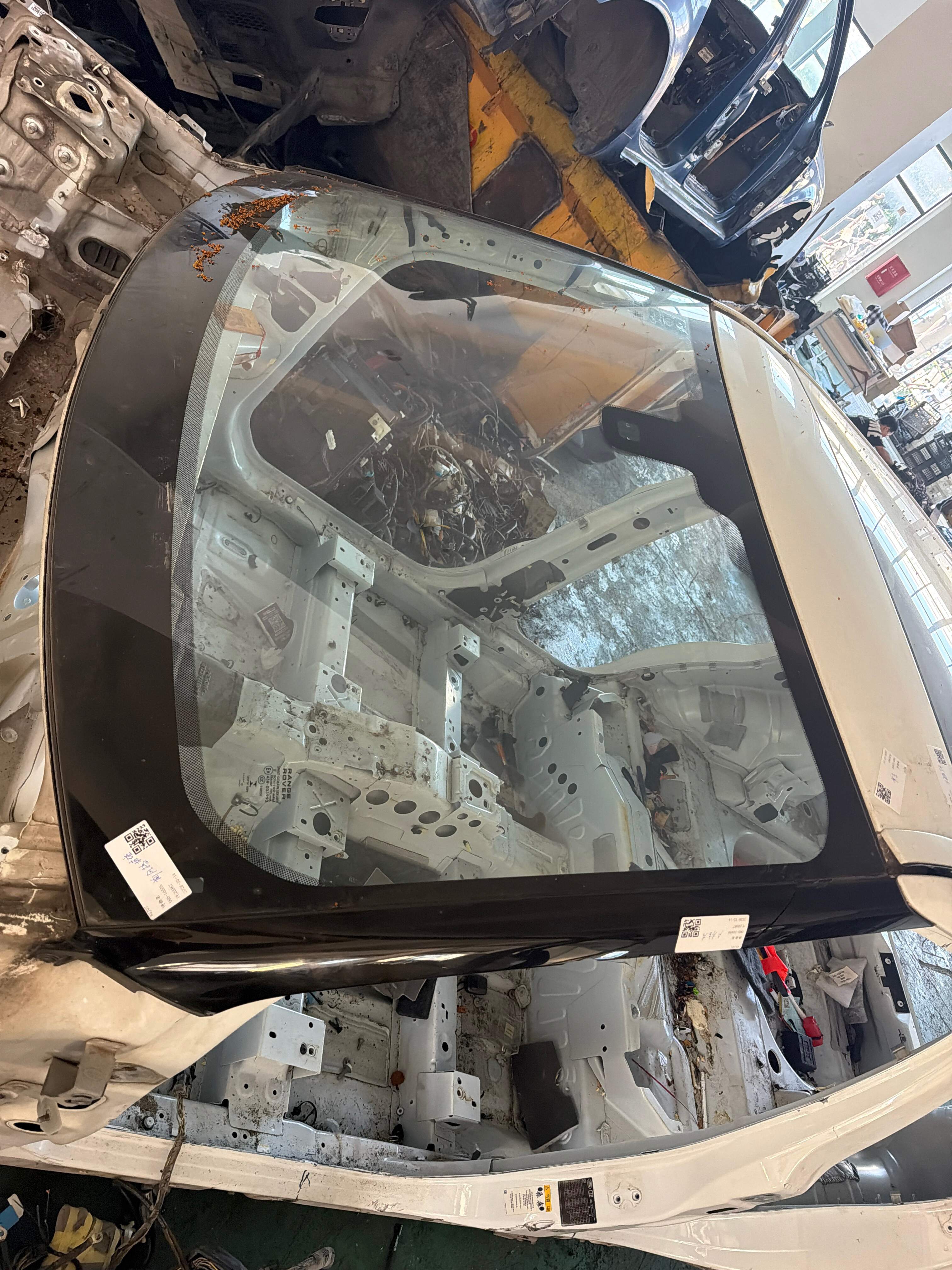 LR041835 Front Windshield Glass