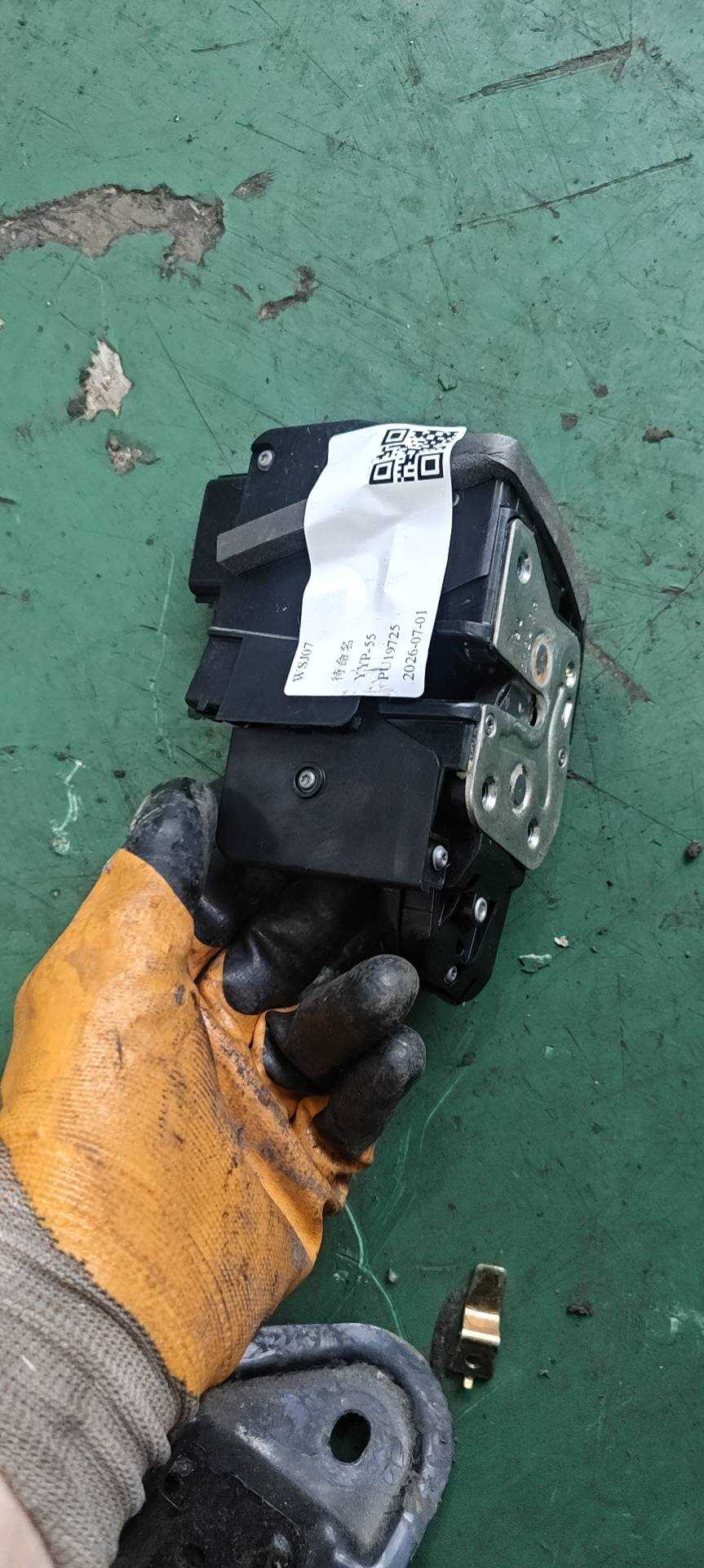 6105120XKZ81A Right Front Door Lock Assembly