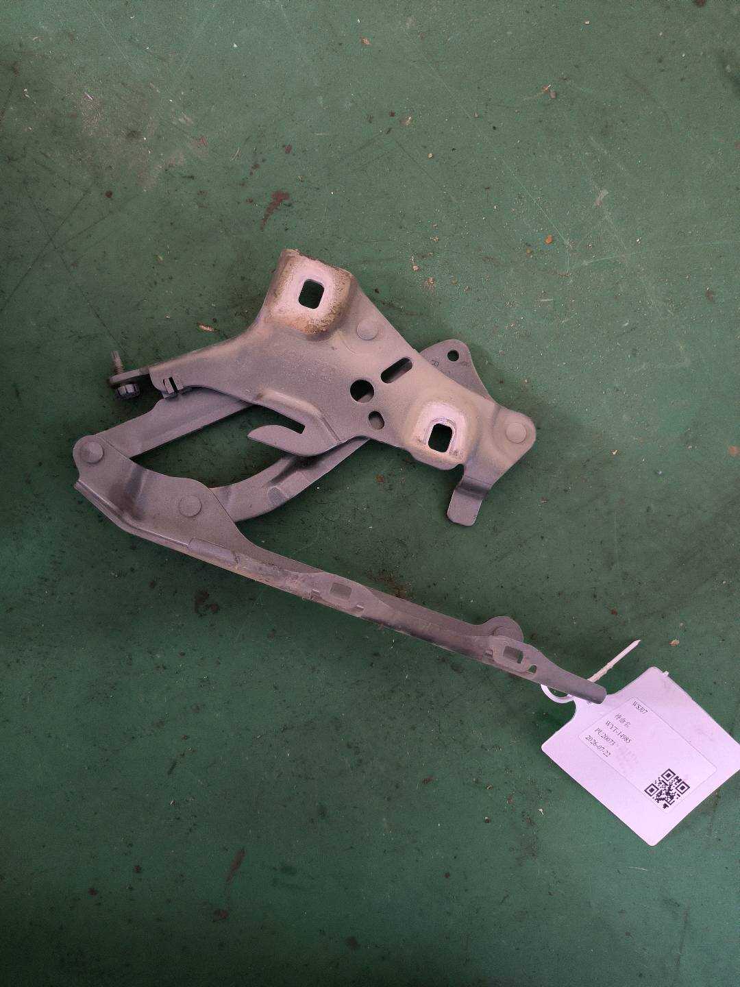 L8WD823302D 前机盖铰链（右）
