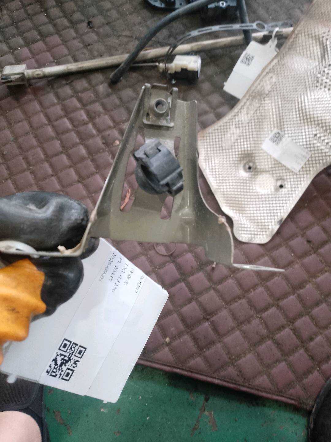 41357204498 前叶子板固定架(右前上)