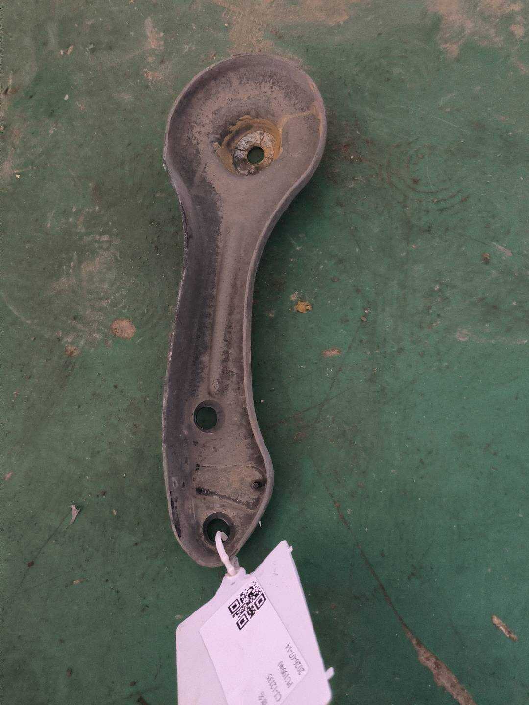 33326766054 后桥架梁推杆(右)