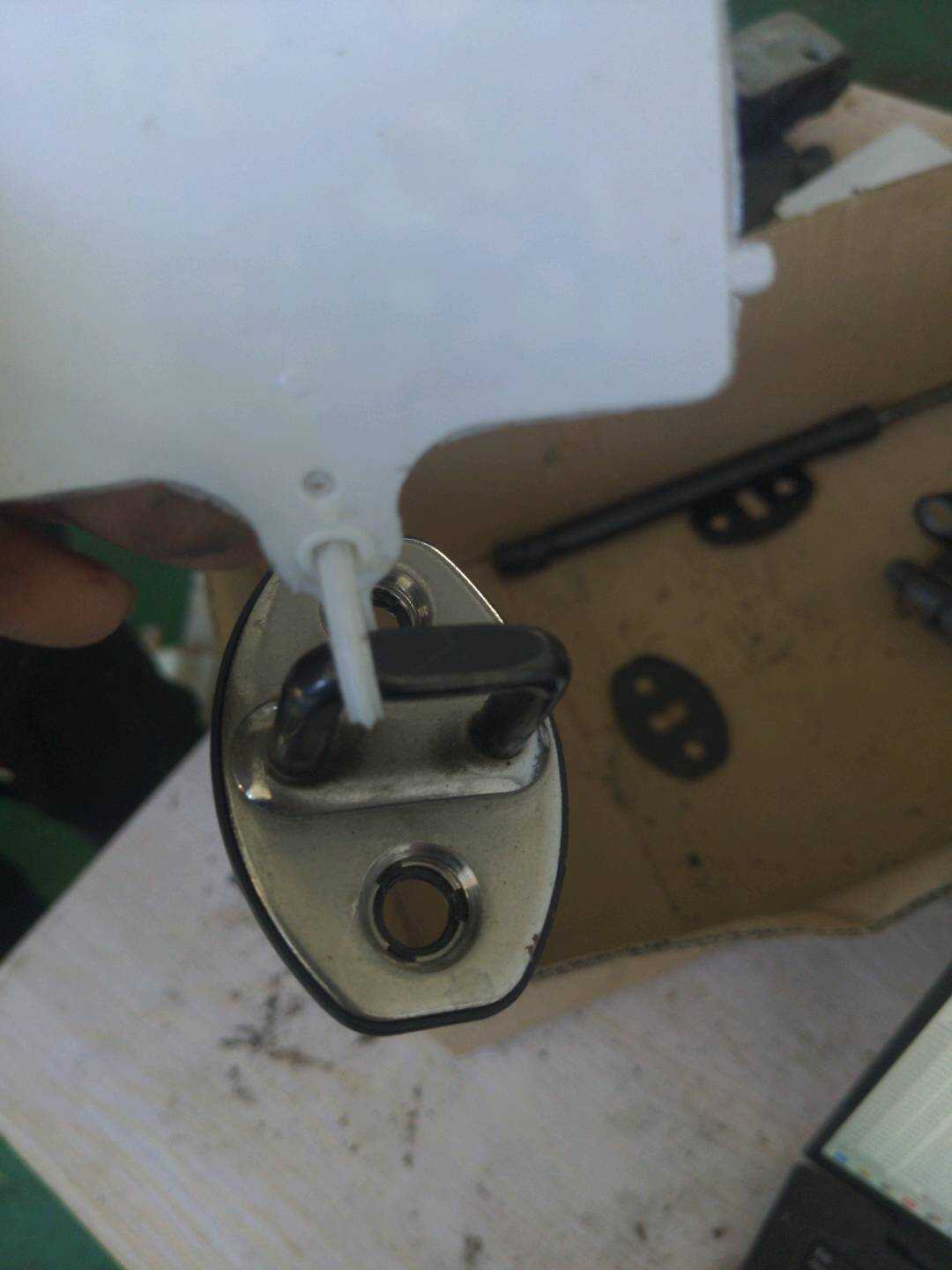5K0837033A 后门锁栓