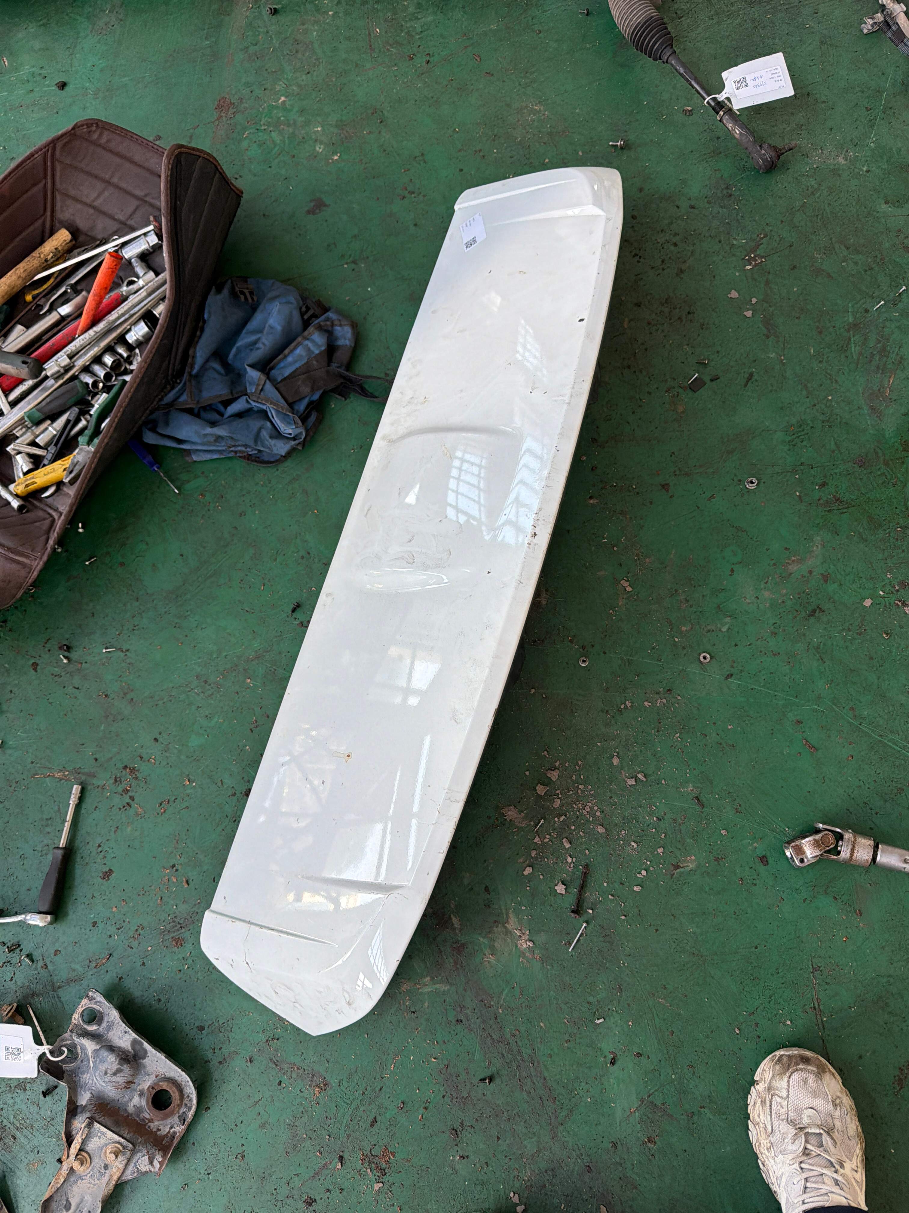 LR027043 Rear Spoiler