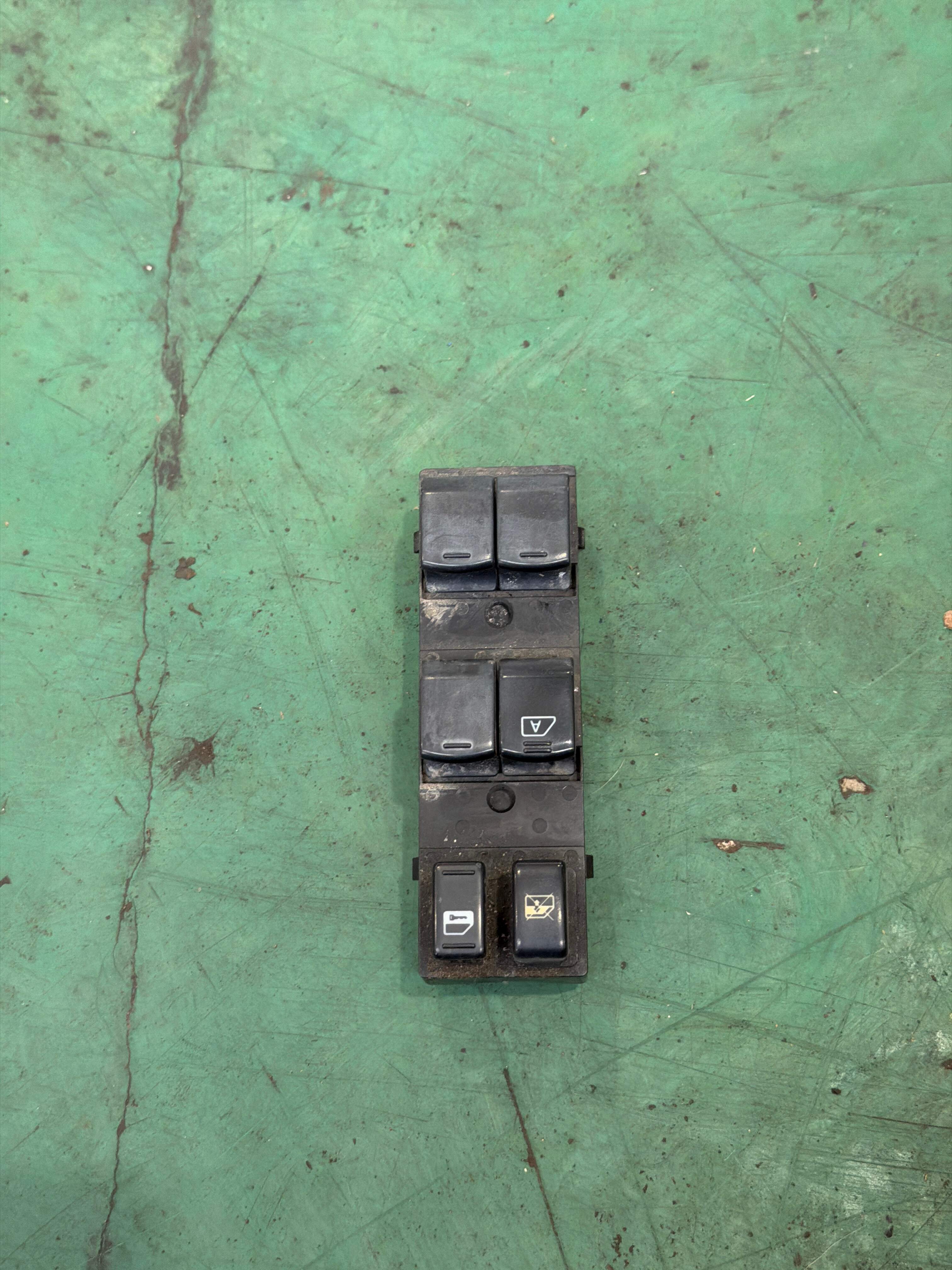 25401JN01A 前门玻璃升降开关（左）