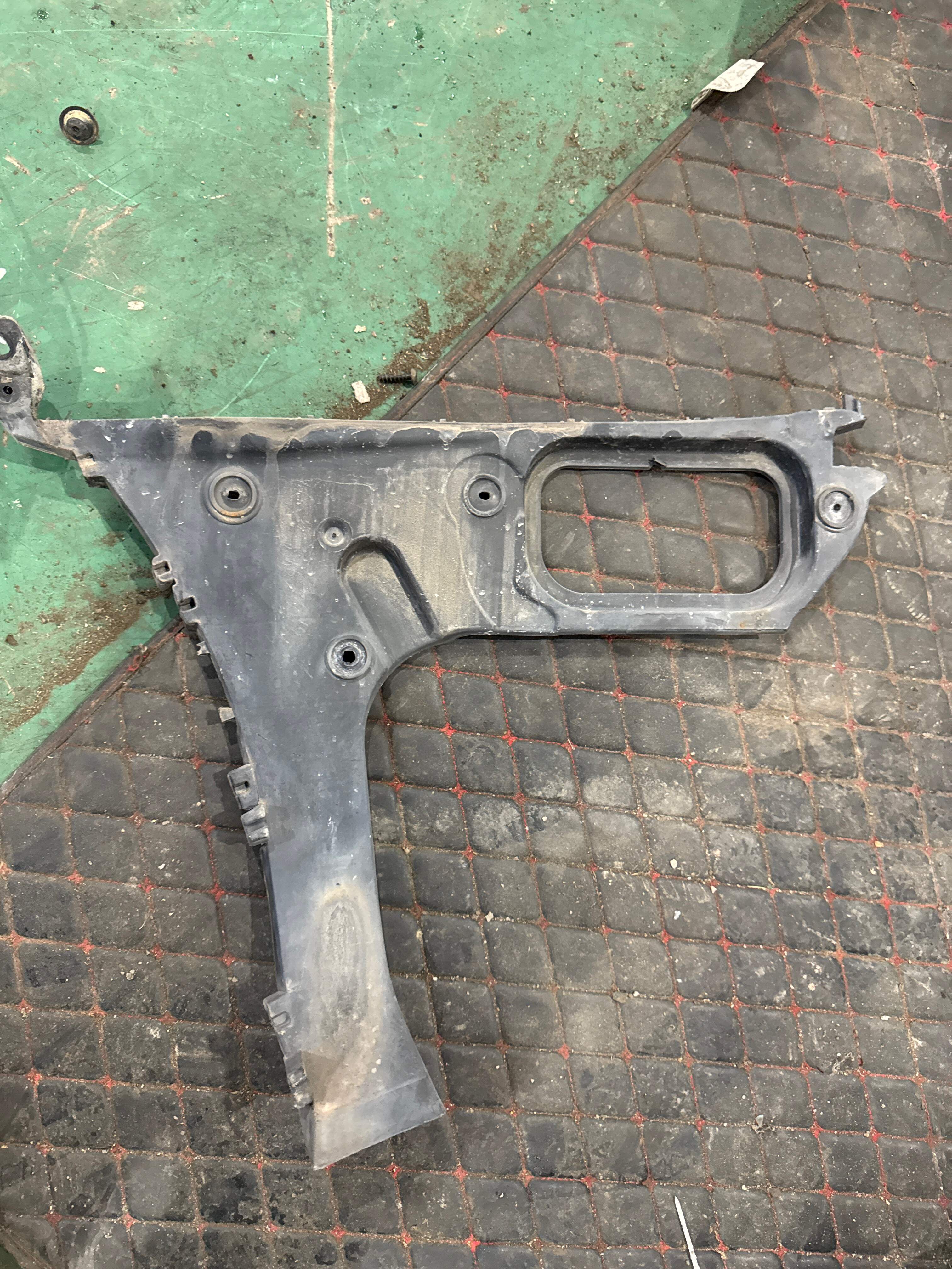4L0807454A Rear Bumper Bracket, Right