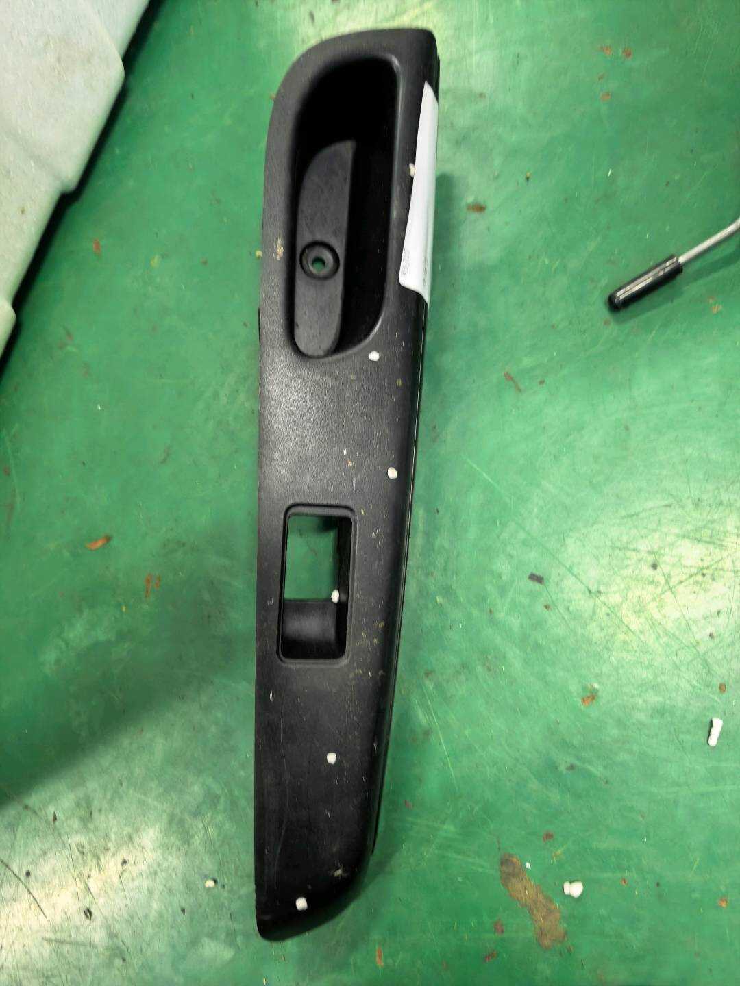 829602DT0B 后门玻璃升降开关装饰板(右)