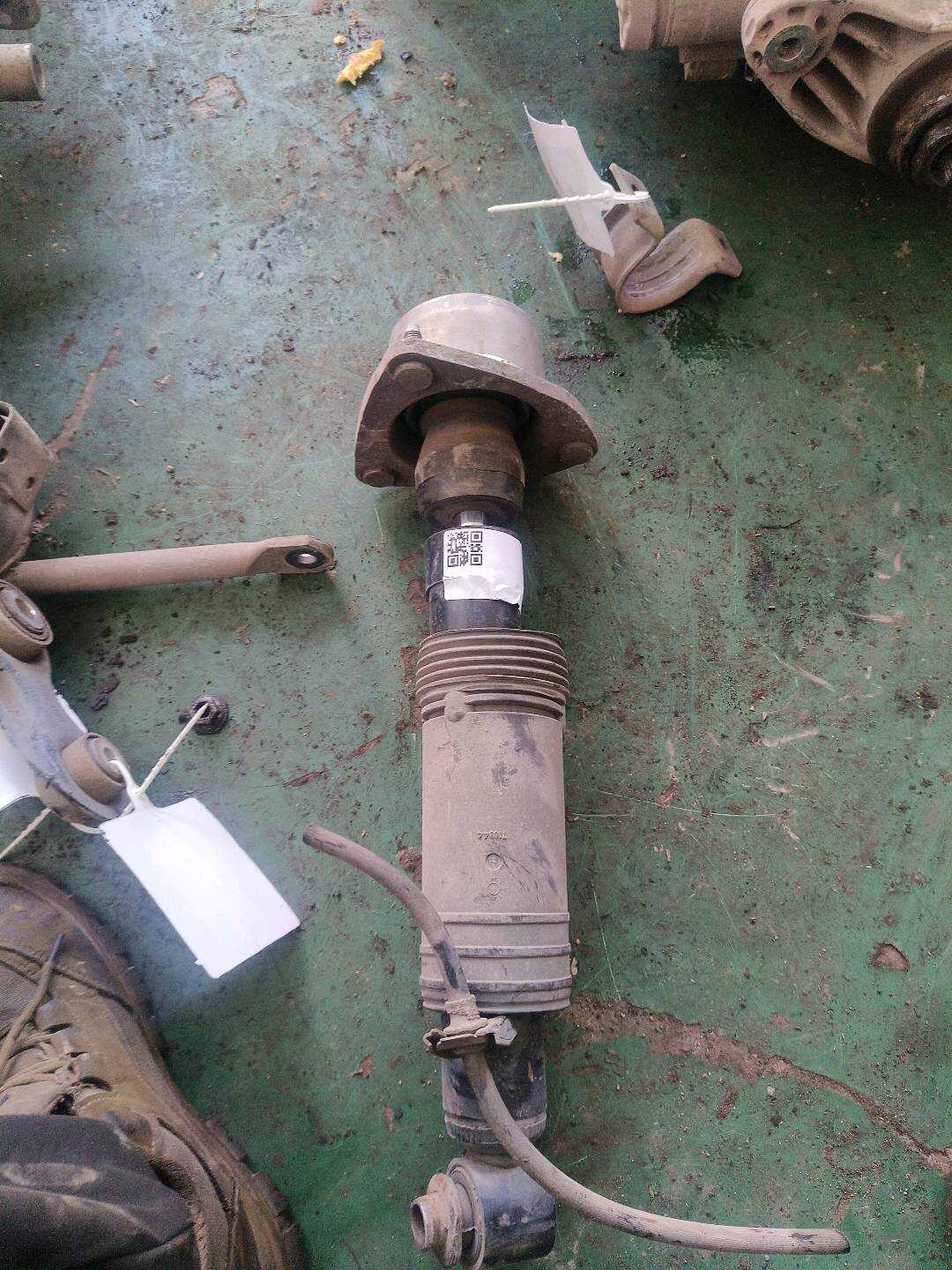 33526783018 后减震器芯（右）