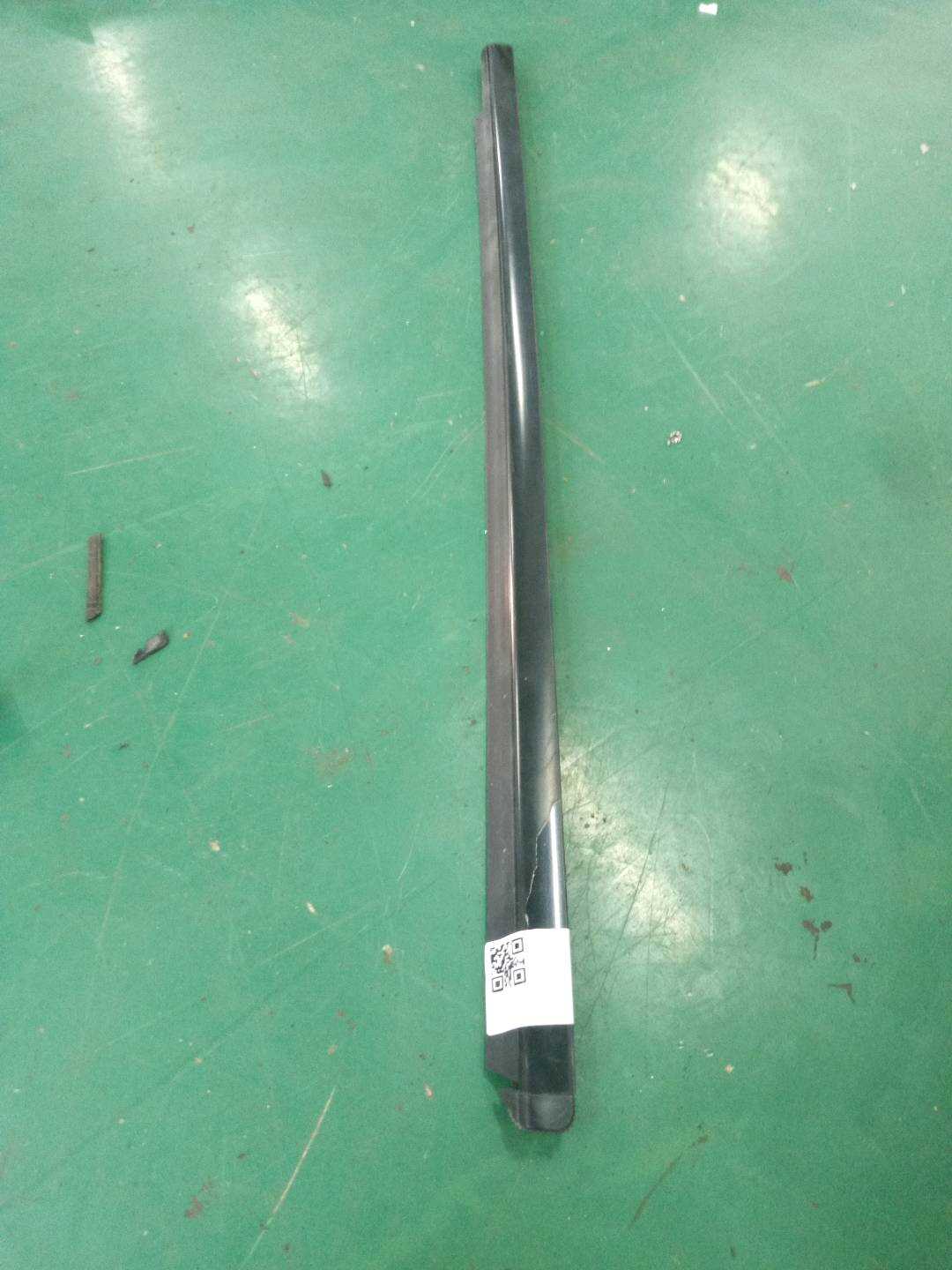 A1646907580 前门玻璃压条(左外)
