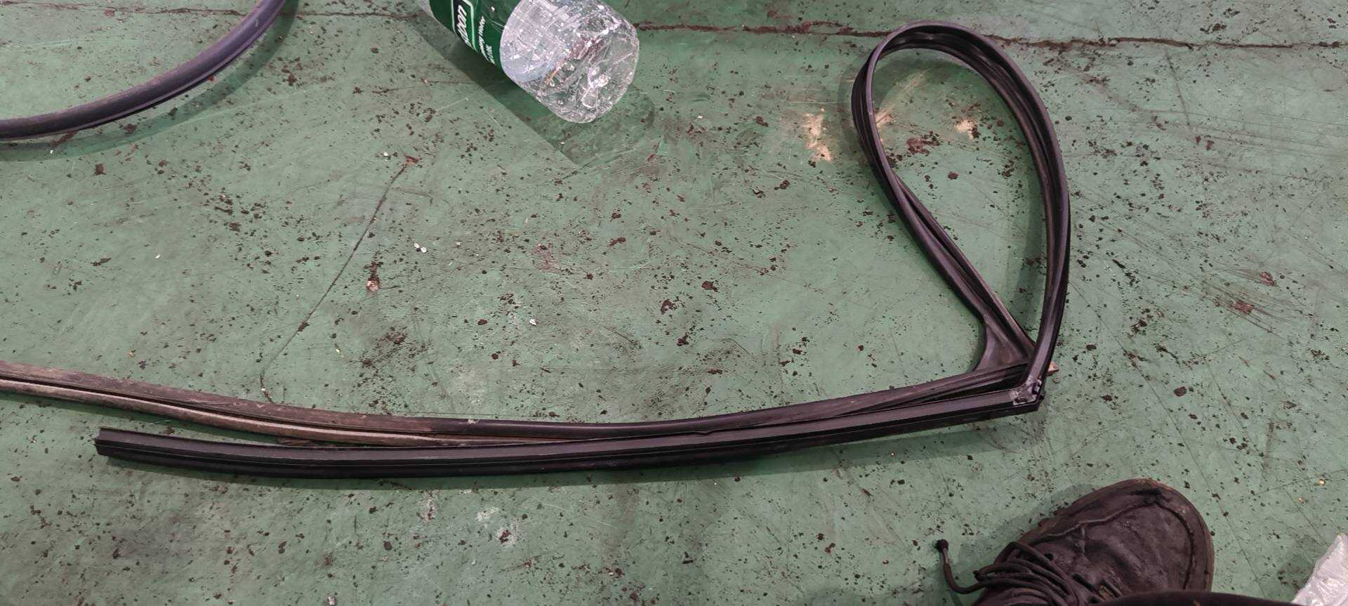 MEH6107113 Left Front Door Glass Guide Channel