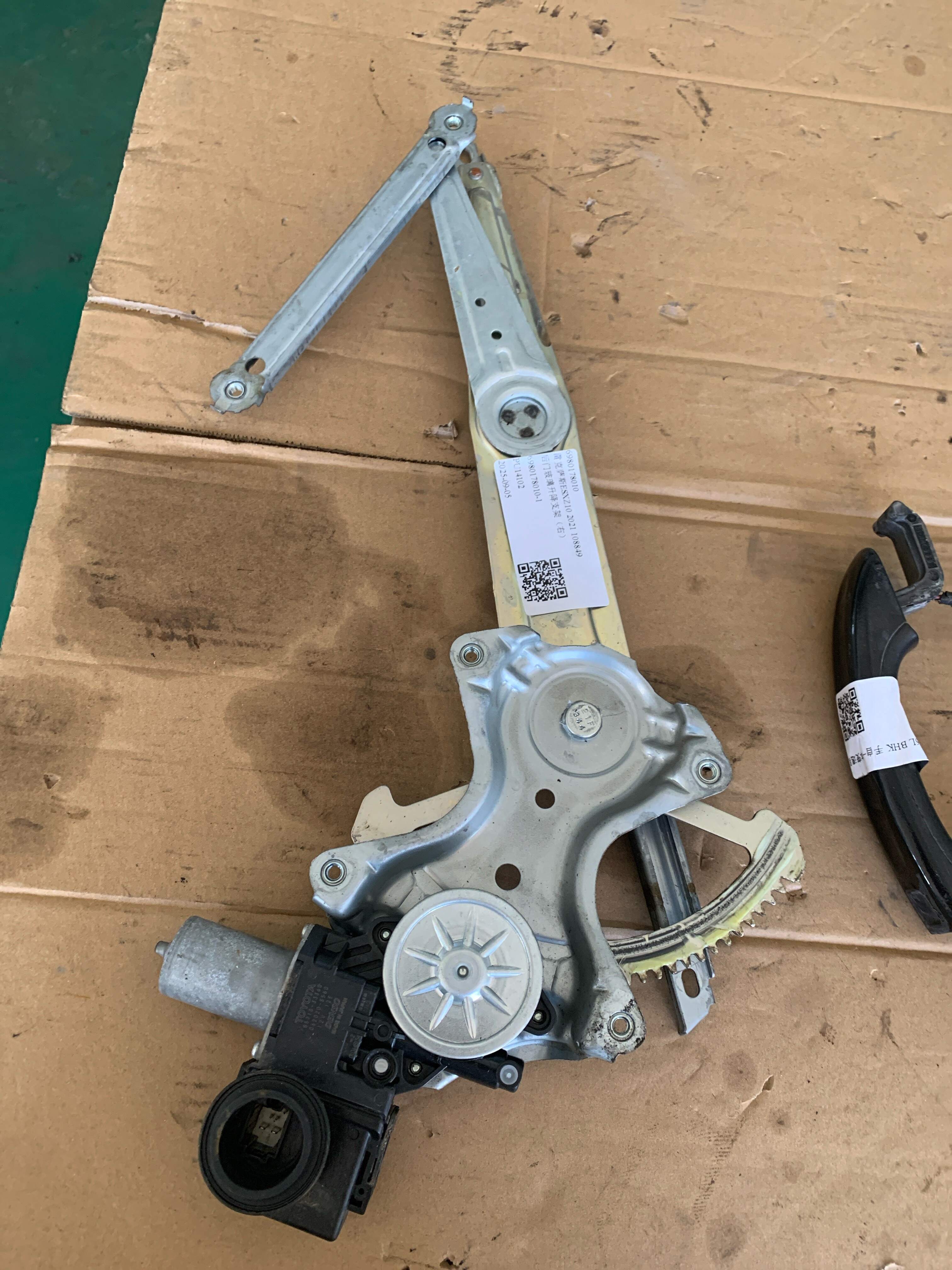 6980178010 Rear Door Window Regulator Bracket, Right