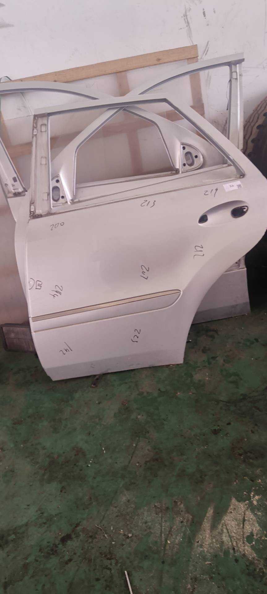 A1647300705 后门壳(左)