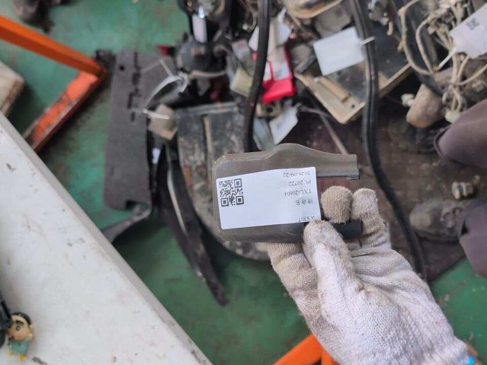 7212776010C0 前排右侧座椅内滑轨支架盖