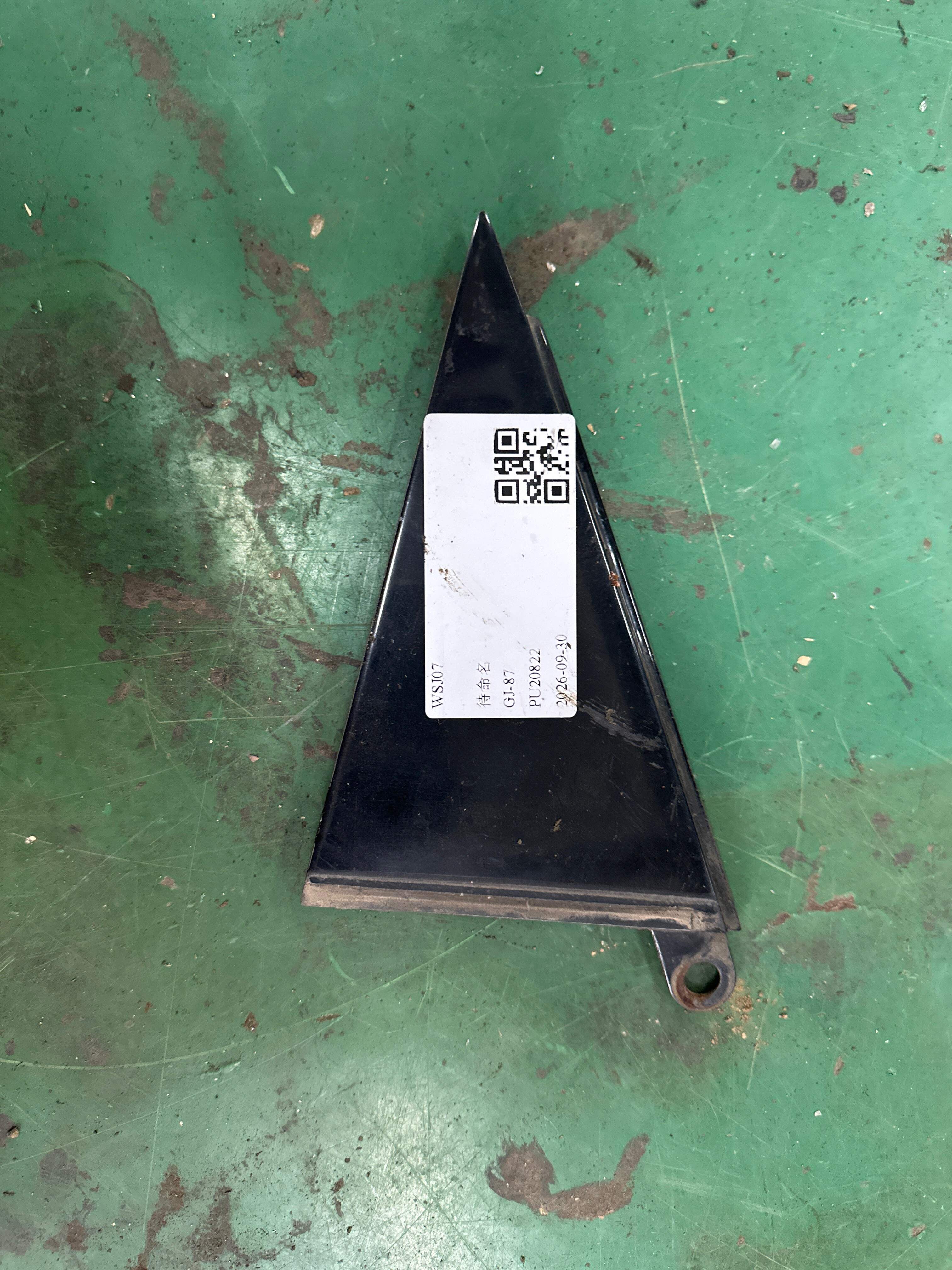 8E5853273D 后门三角饰板(左外)