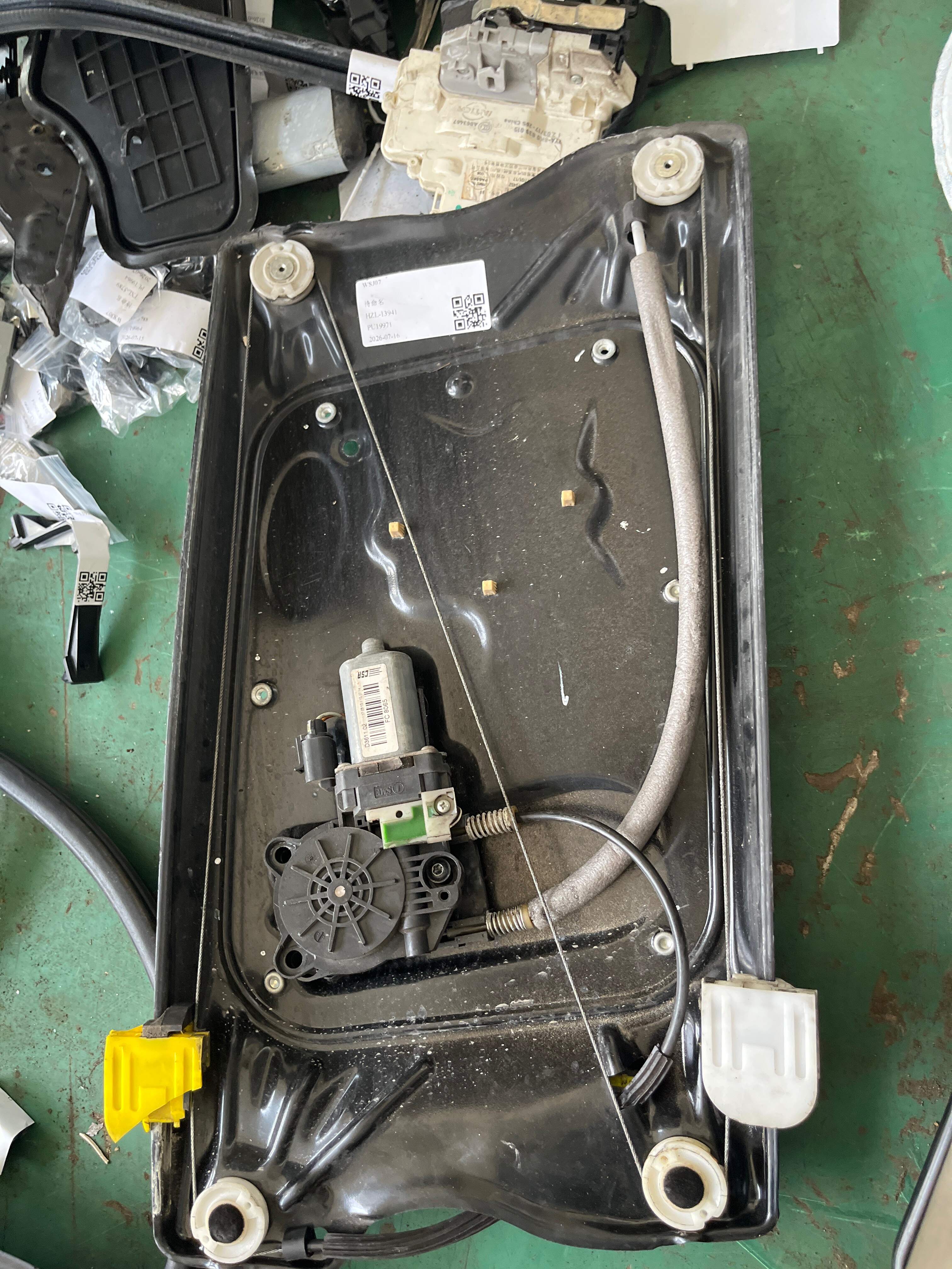 LR032027 Front Door Window Regulator Assembly, Left