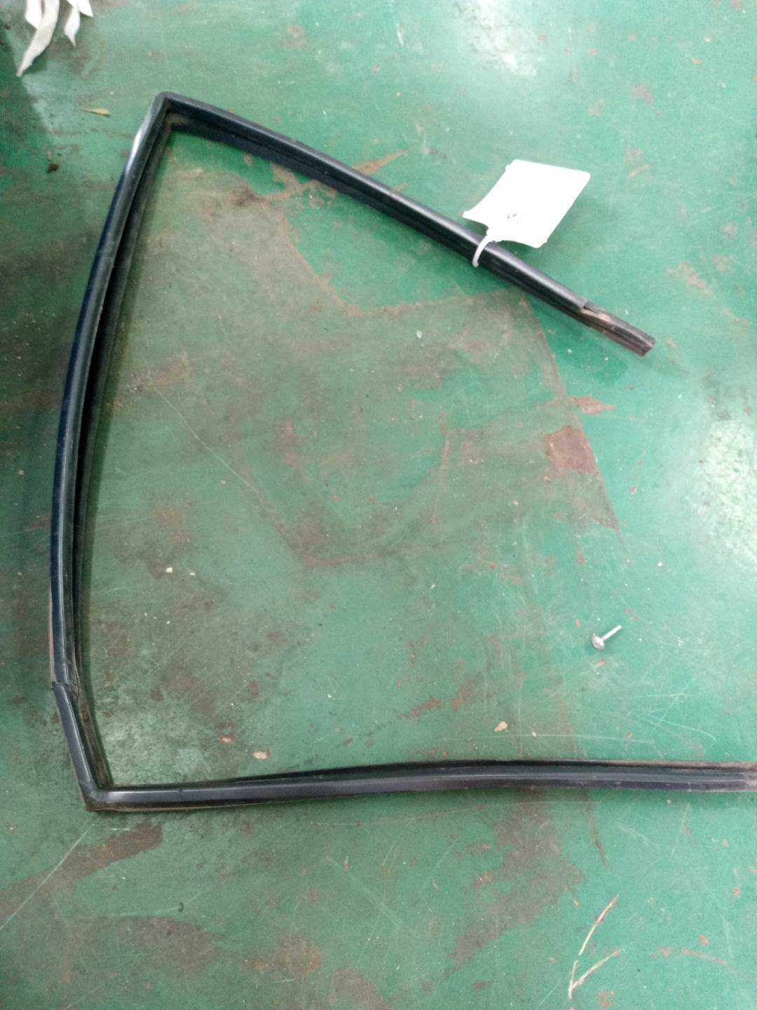 330839439A 后门玻璃绒槽(左)