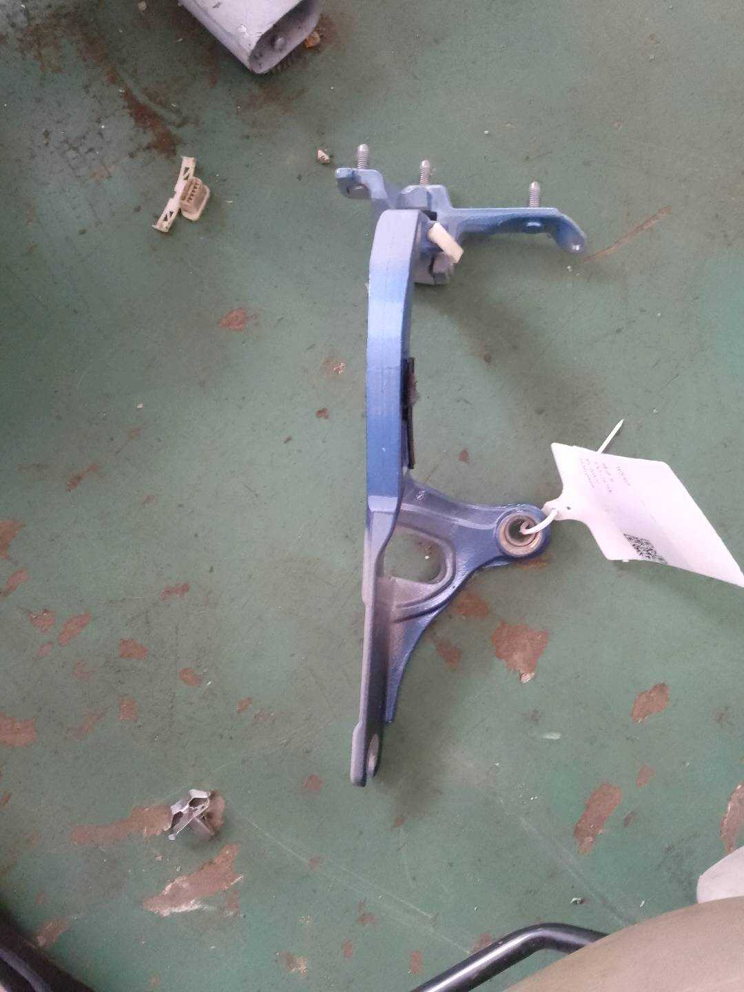 41627357422 尾盖铰链（右）