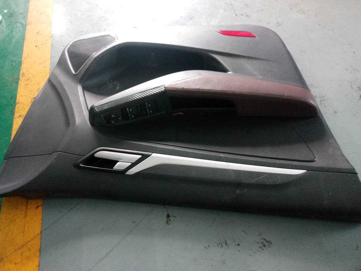 101803338400669 前门内饰板(左)