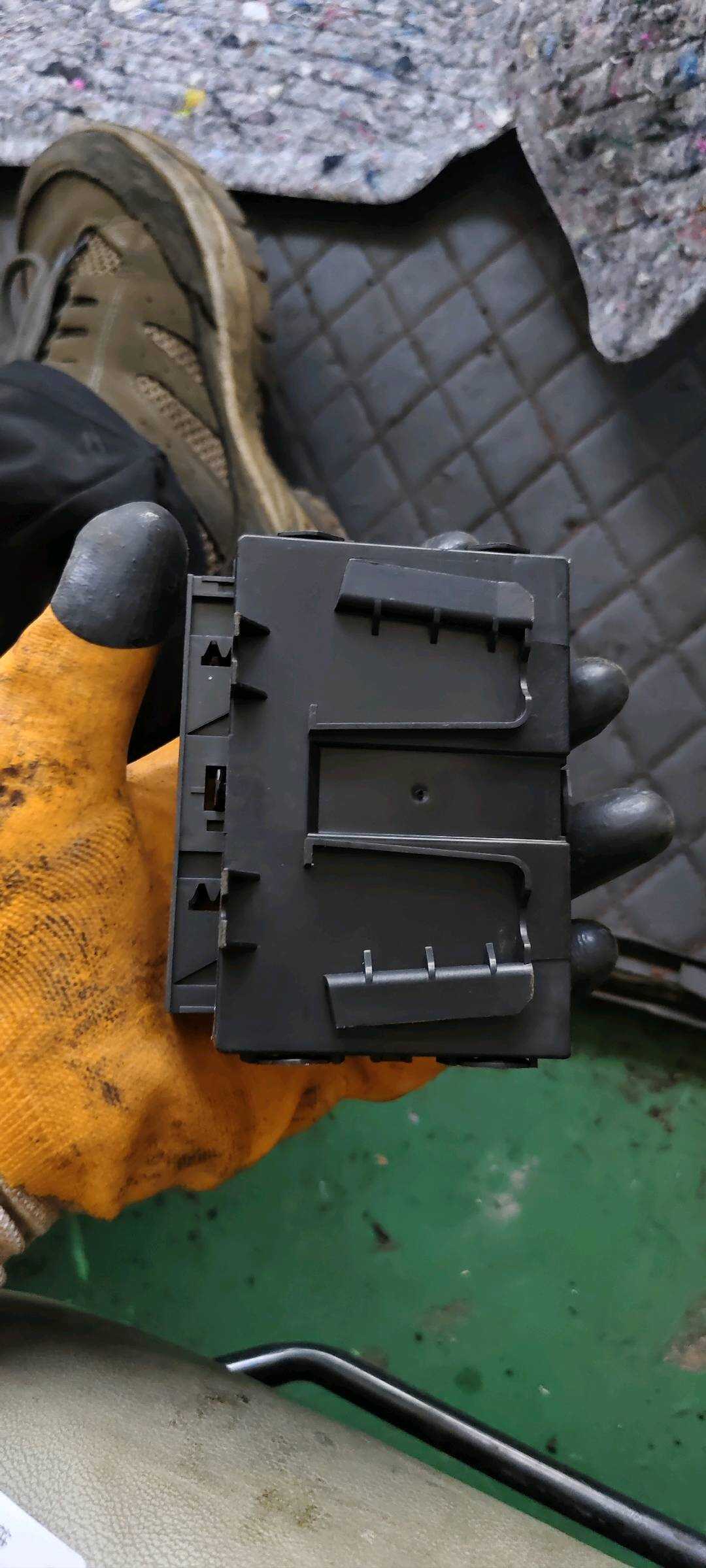 64116820235 空调控制电脑