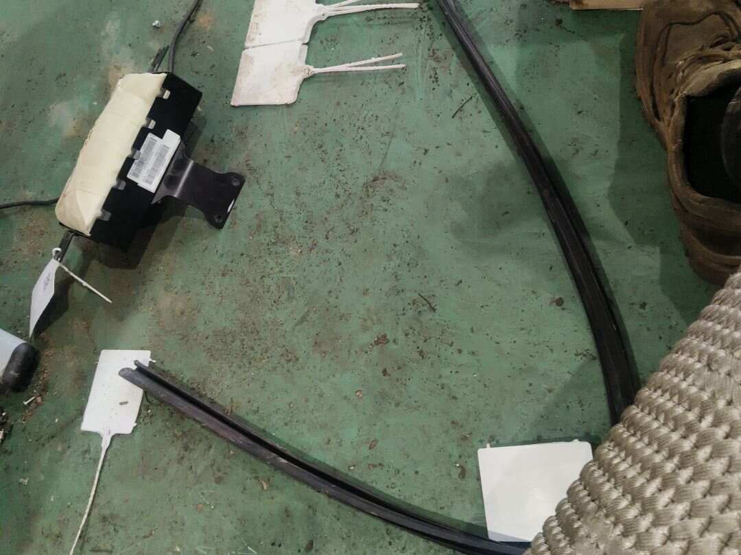 835304V000 后门玻璃绒槽（左）