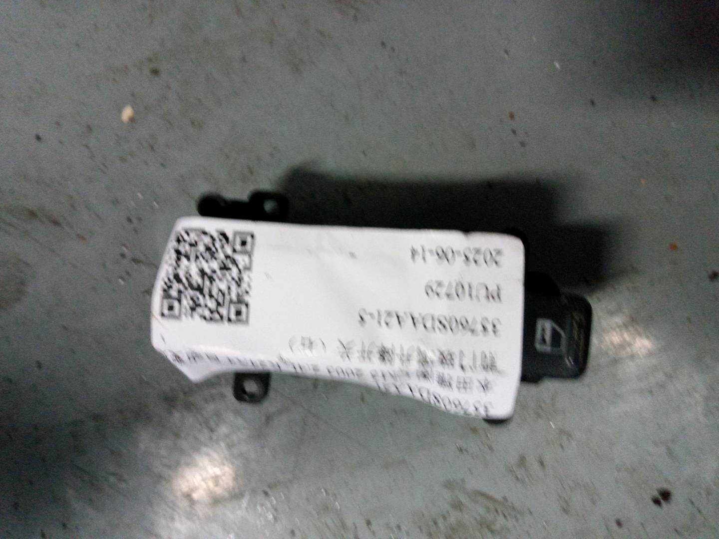 35760SDAA21 Front Door Window Switch, Right