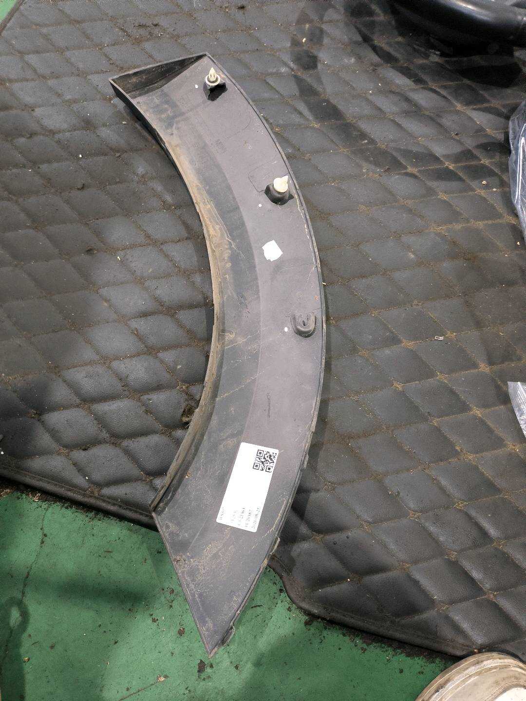 51779800770 后轮轮眉（右后）
