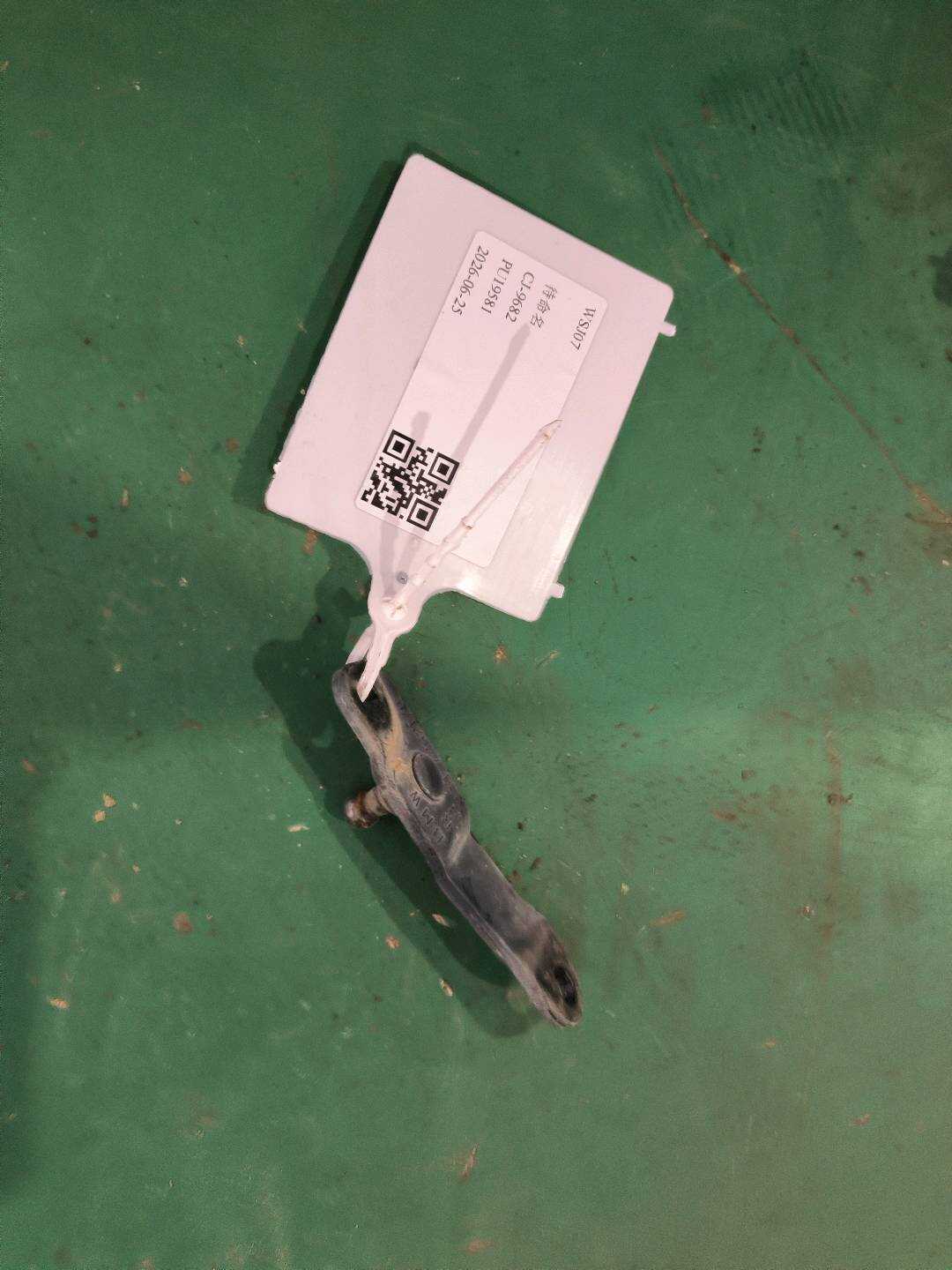 51247262178 尾盖撑杆支架(右上)