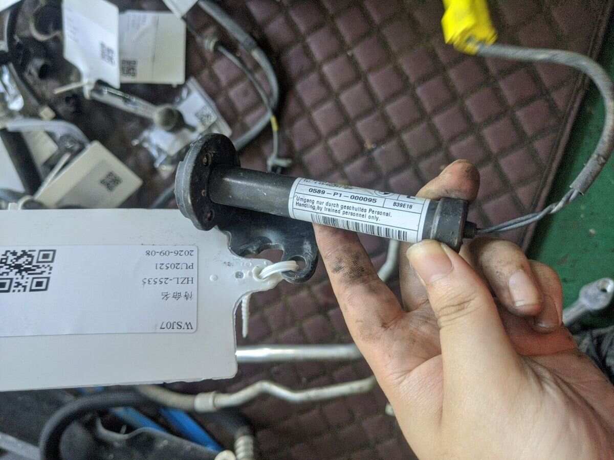 51237300581 前机盖作动器(左)