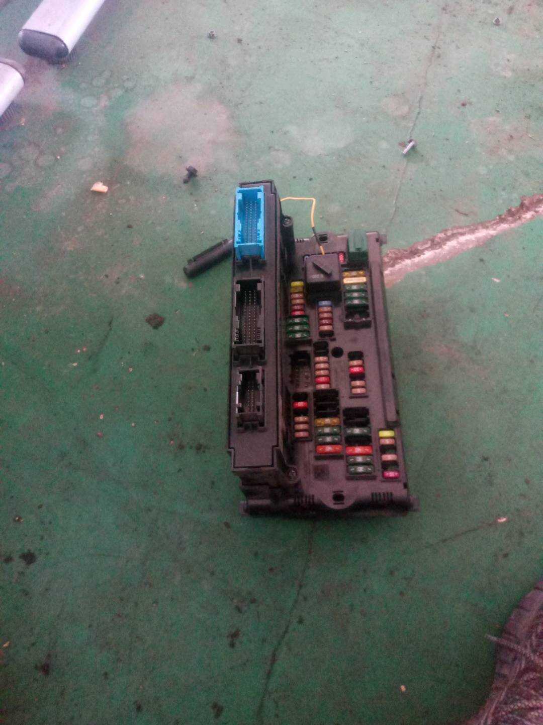 61149210863 发动机保险盒