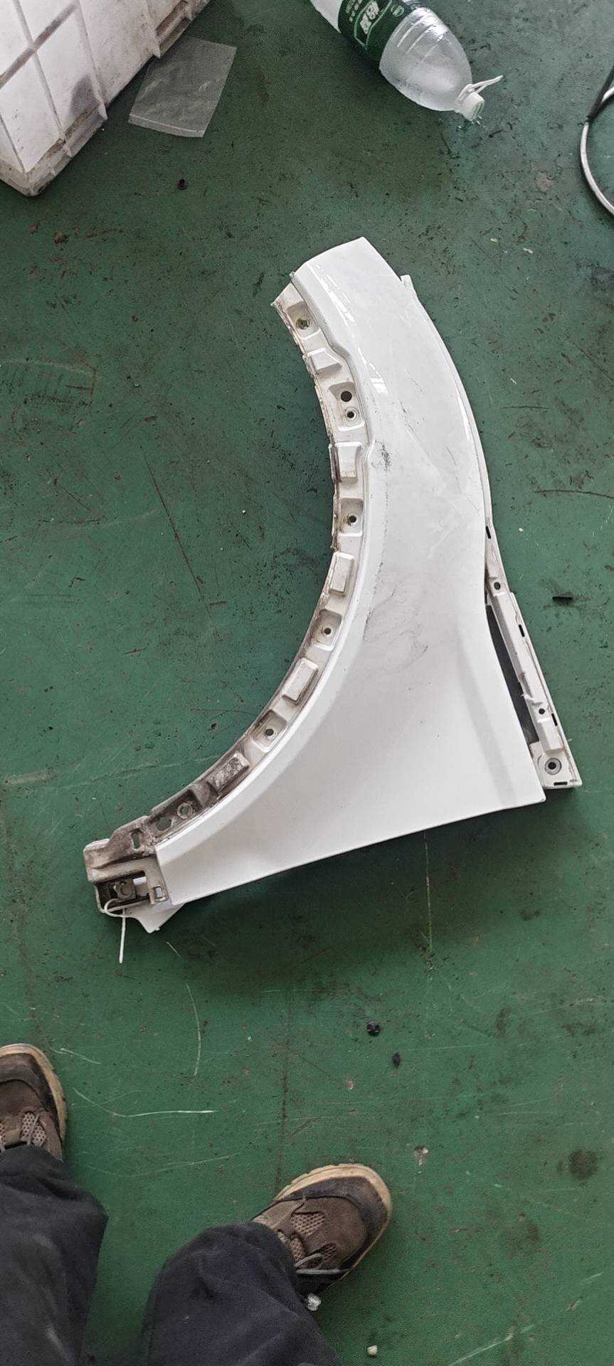 LR027590 Front Fender, Left