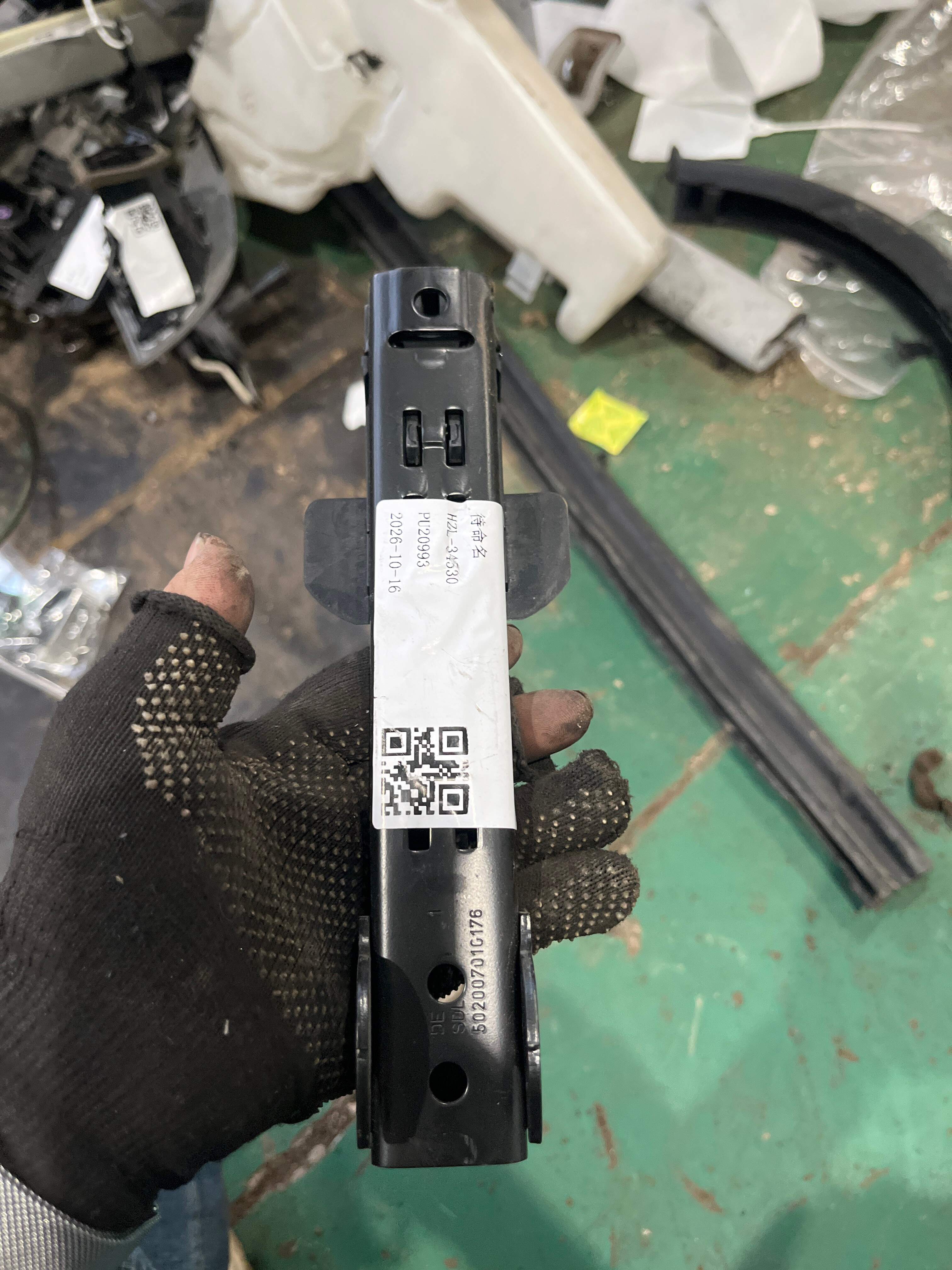 8E0857833F 前座椅安全带张紧器(右)