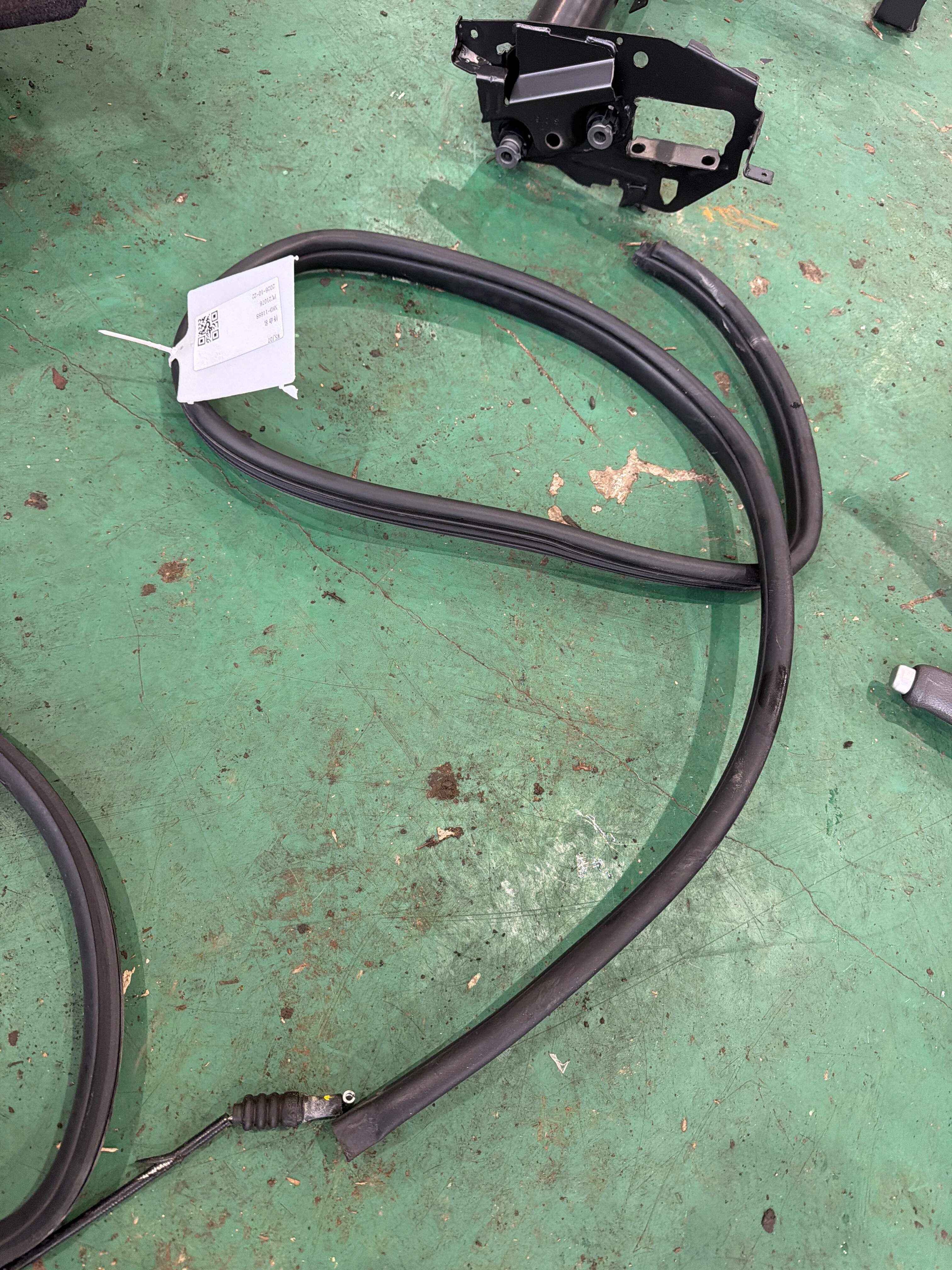 831104X000 Rear Door Body Seal Strip, Left